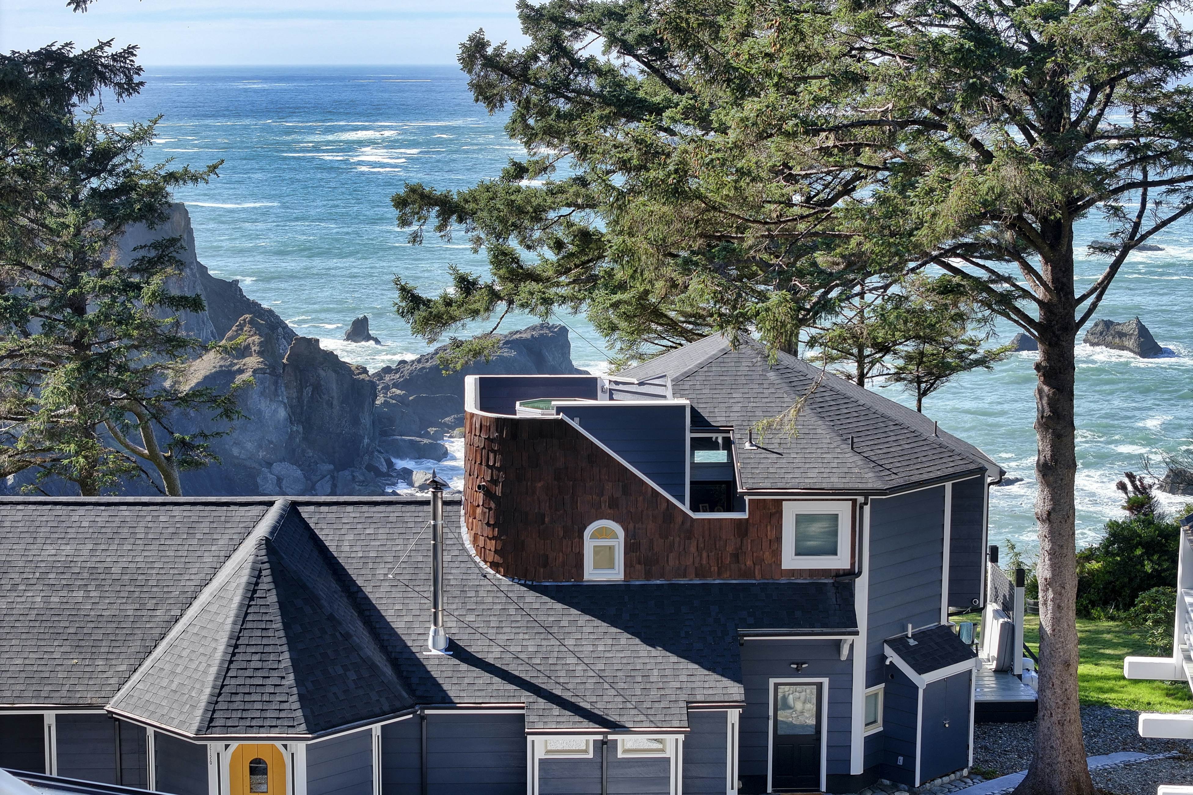 Pirate Cove Retreat -Main Home & Cottage