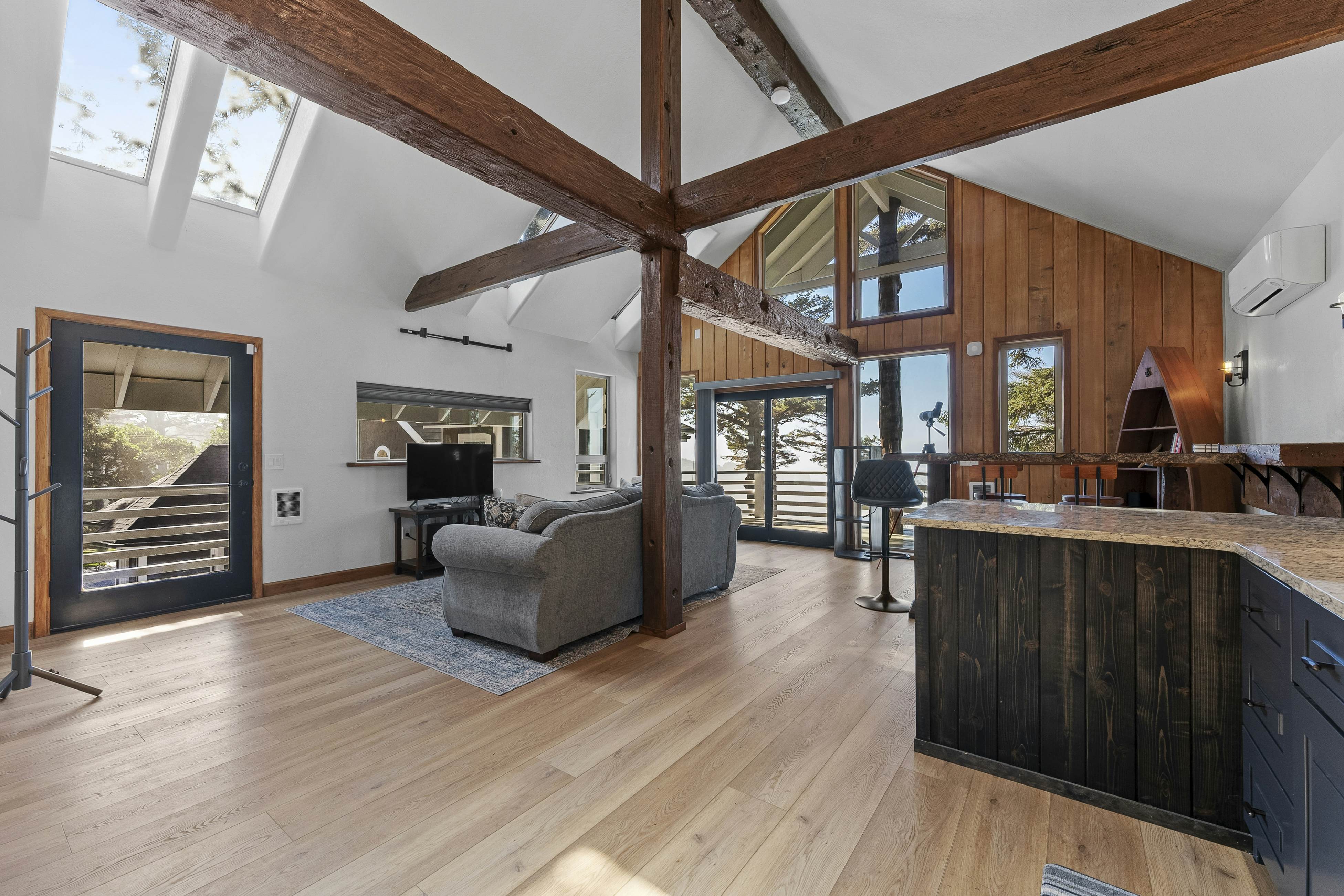 Pirate Cove Retreat -Main Home & Cottage