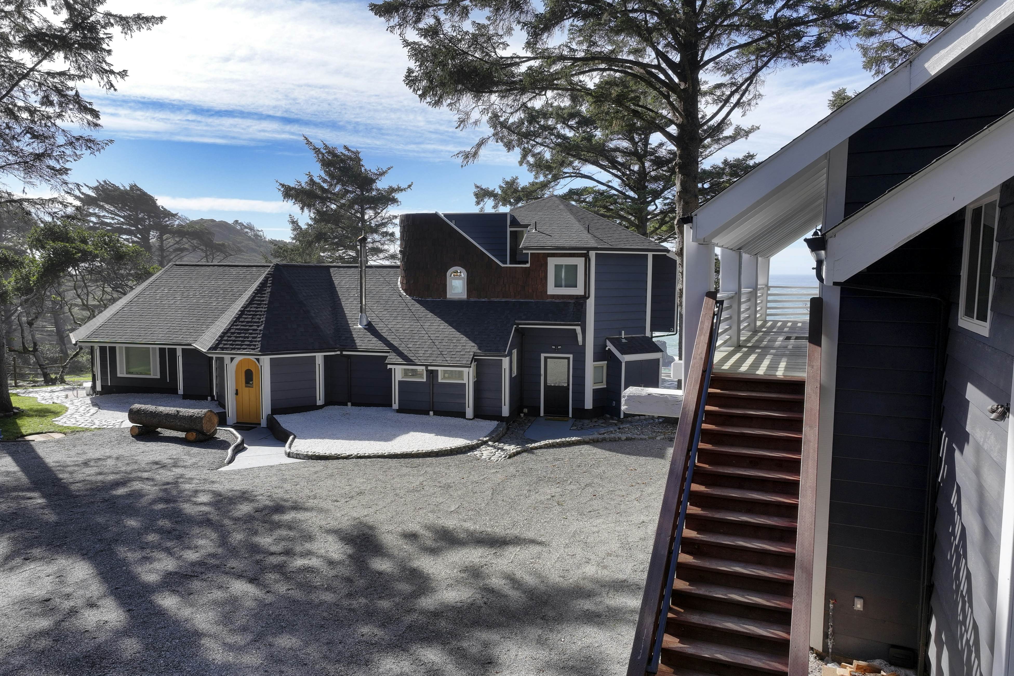 Pirate Cove Retreat -Main Home & Cottage