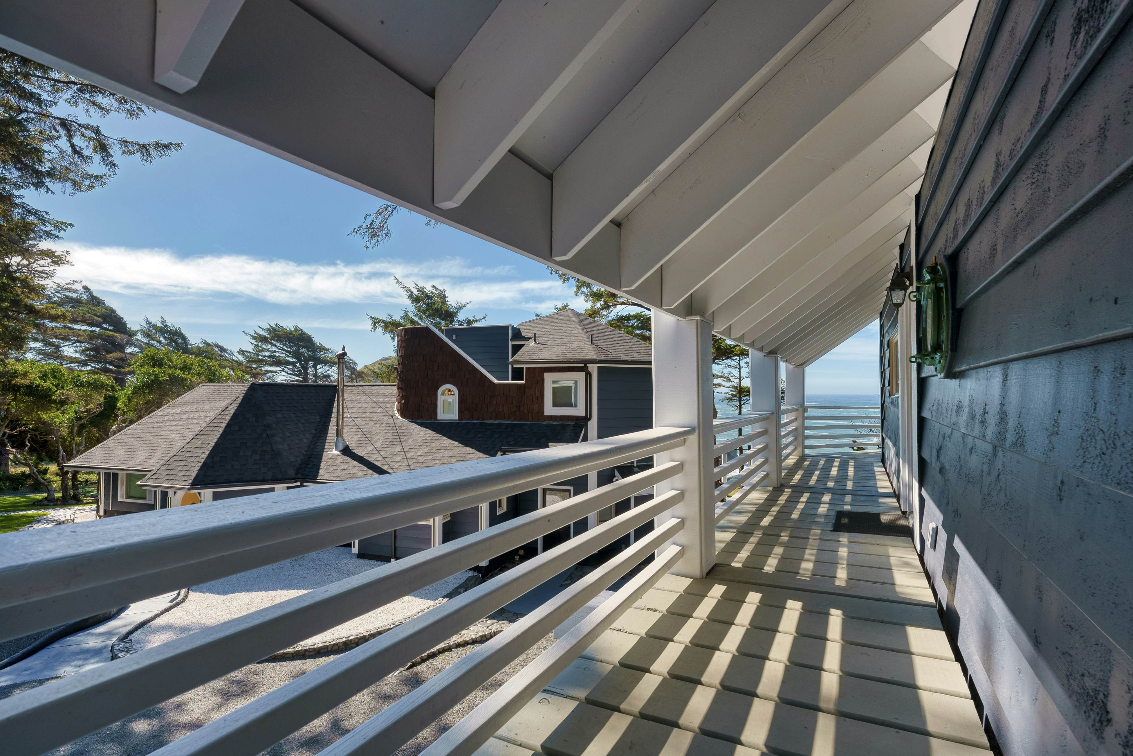 Pirate Cove Retreat -Main Home & Cottage