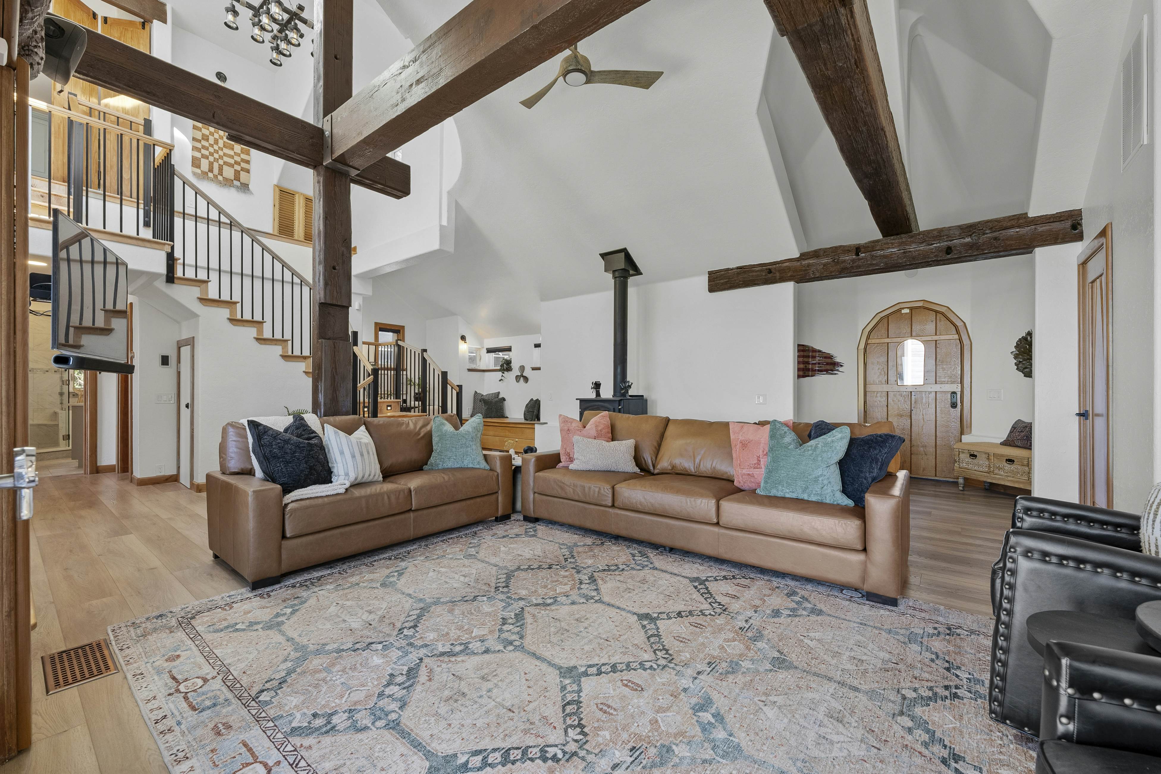 Pirate Cove Retreat -Main Home & Cottage