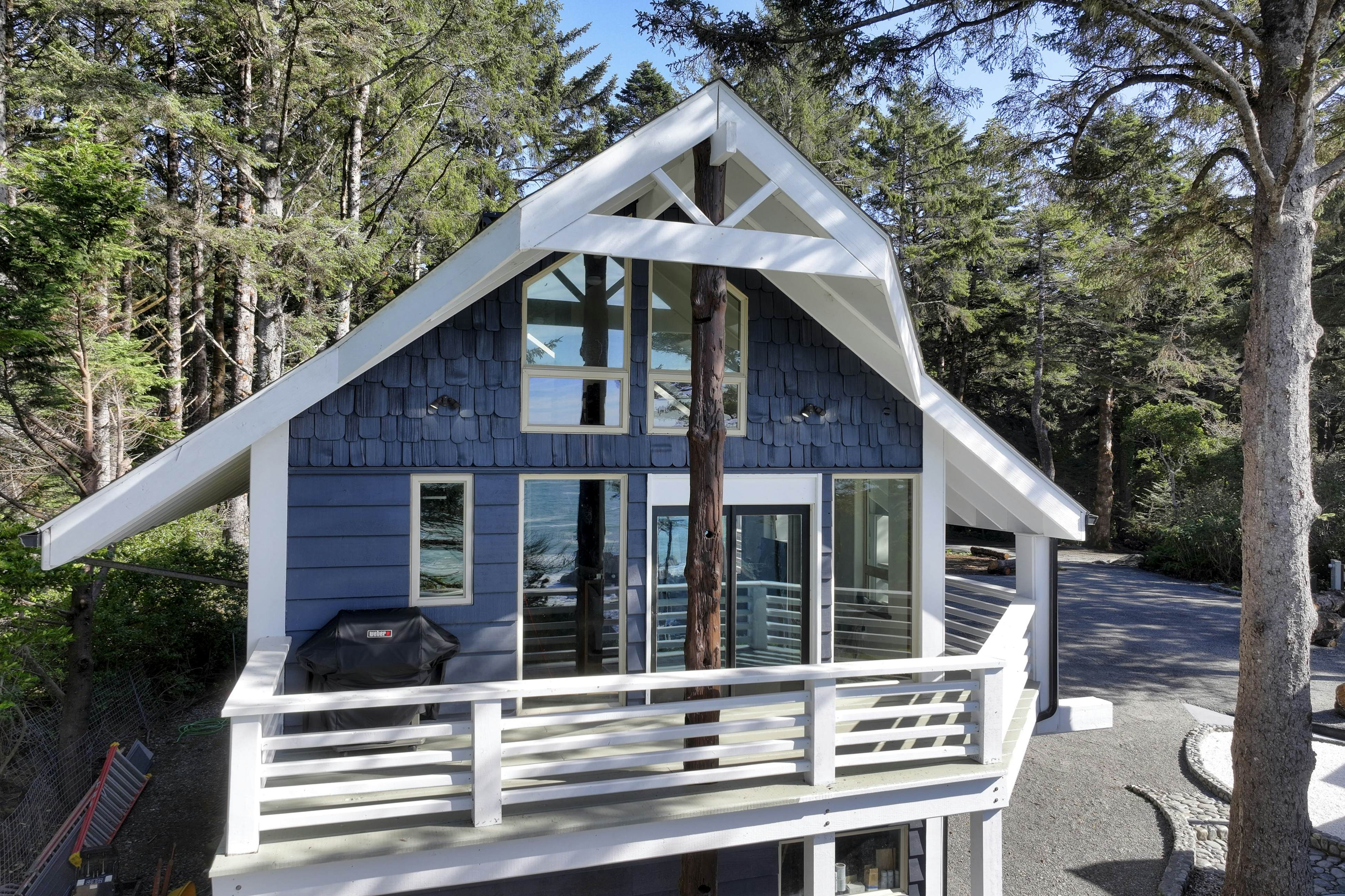 Pirate Cove Retreat -Main Home & Cottage