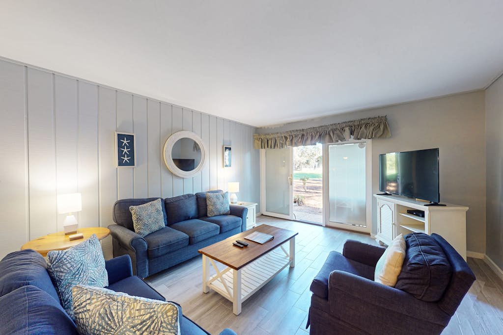 Ground level condo with pool, golf & Sea Pines Beach Club access — Hilton Head, SC — vacation rental