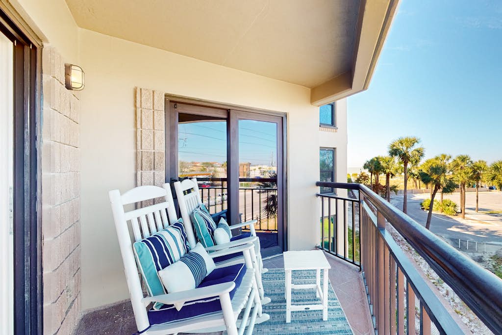 Inviting gem on St Pete Beach with AC and washer dryer snowbird friendly — St. Pete Beach, FL — vacation rental