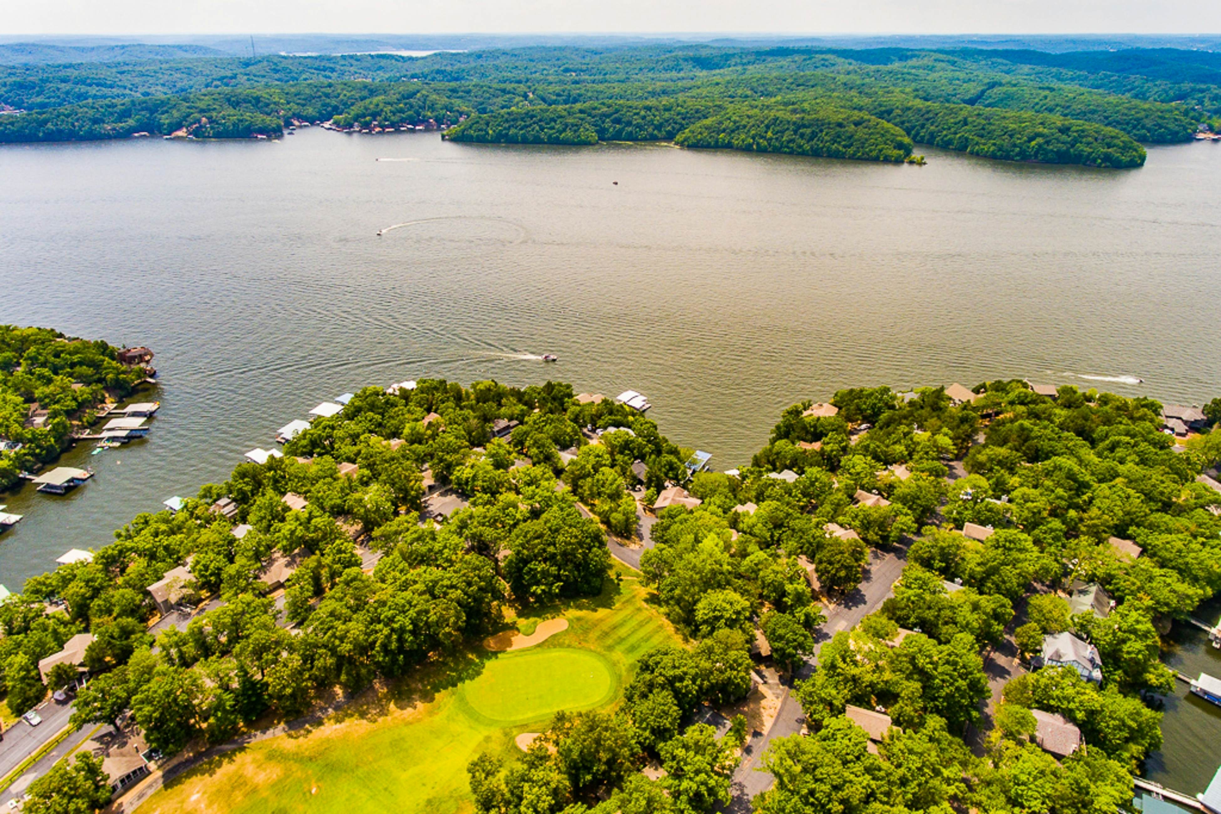 Lakeside Hideaway Green Room