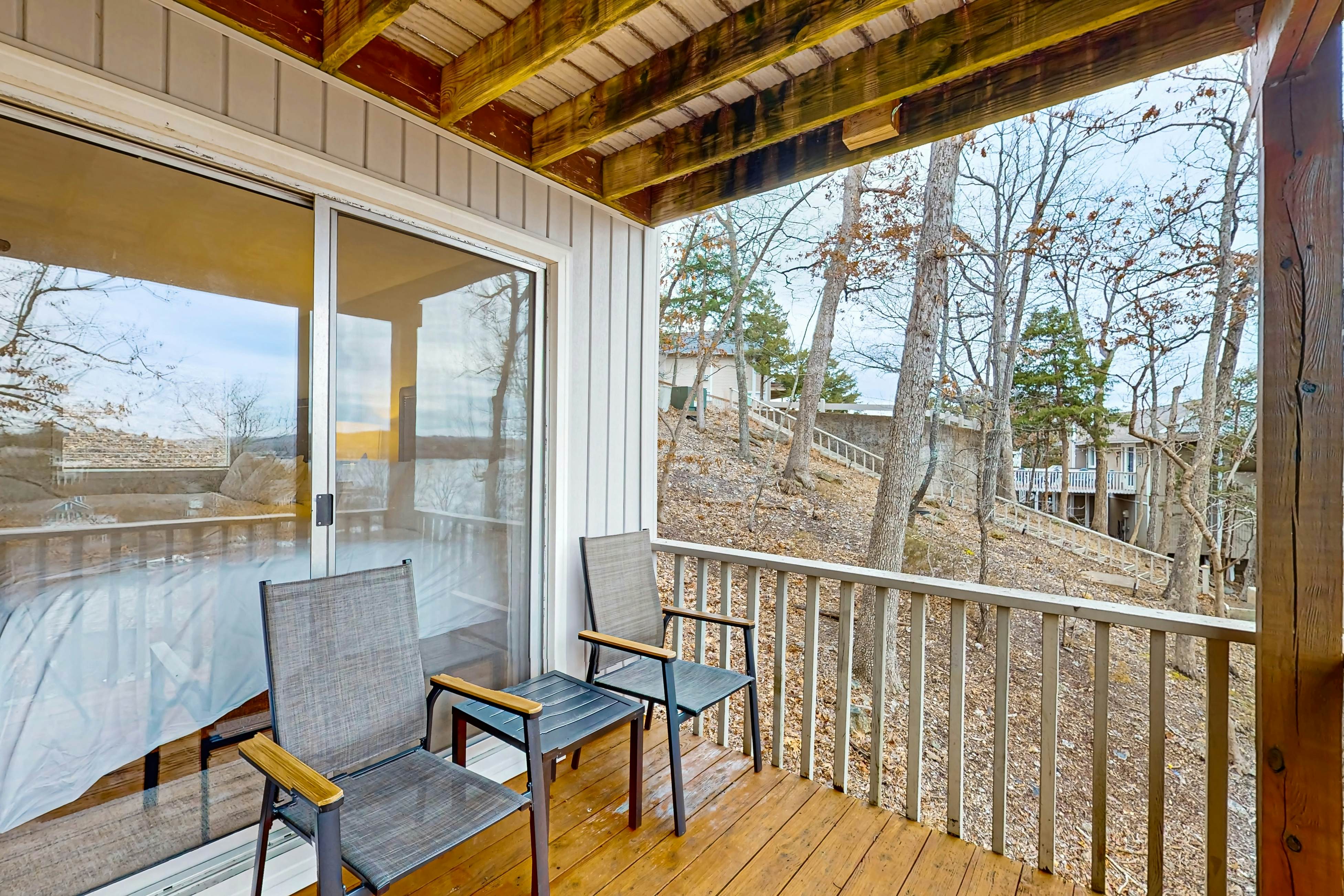 Lakeside Hideaway Green Room