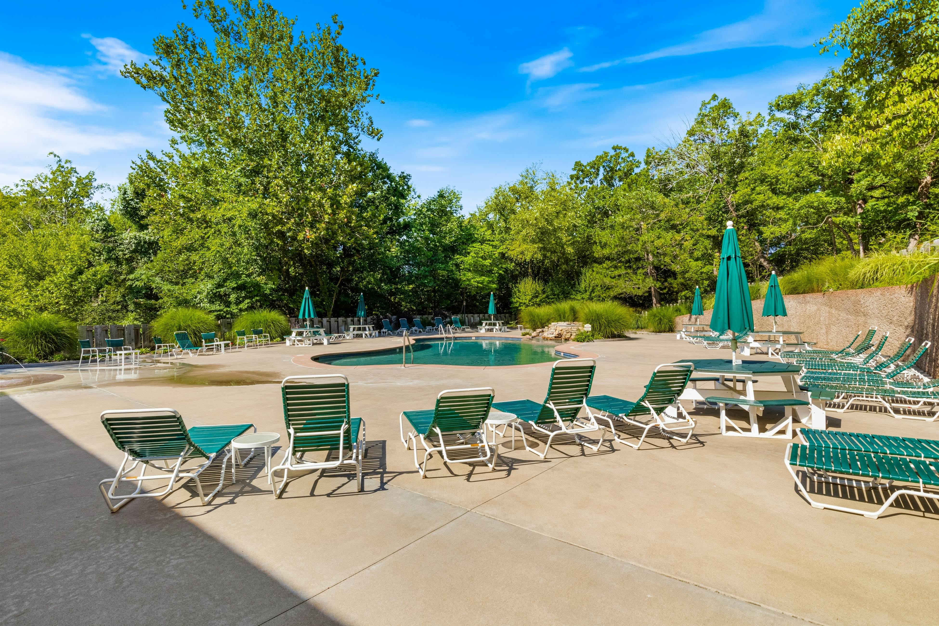 Lakeside Hideaway Green Room