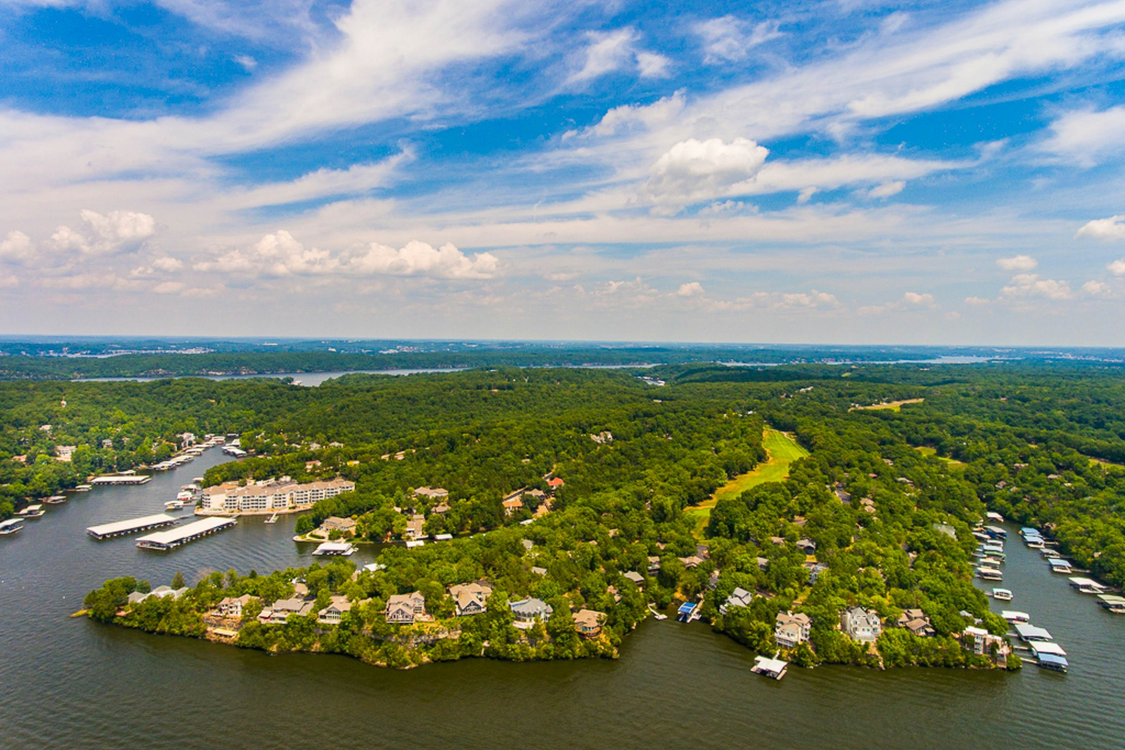 Lakeside Hideaway Green Room