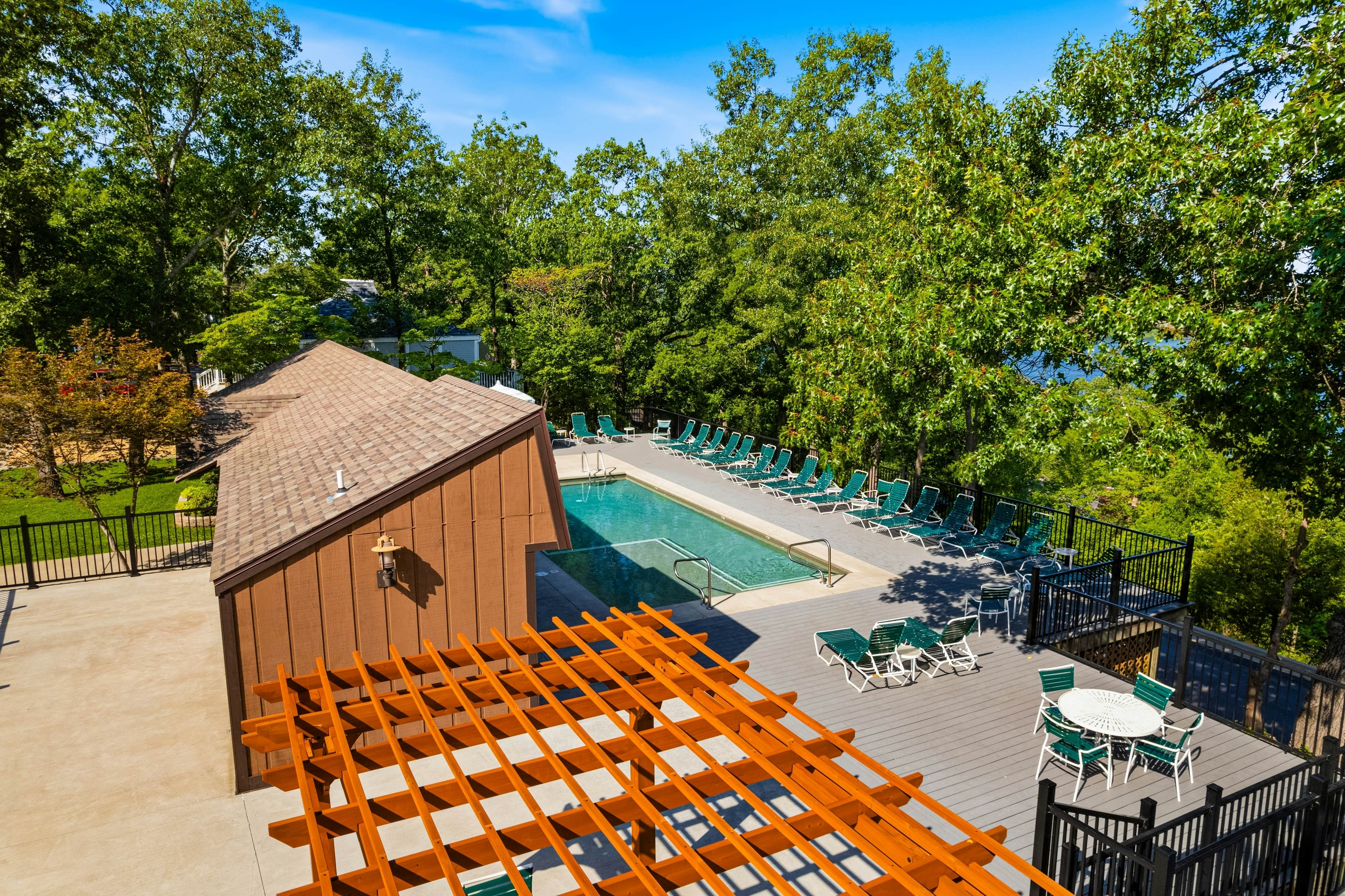 Lakeside Hideaway Green Room