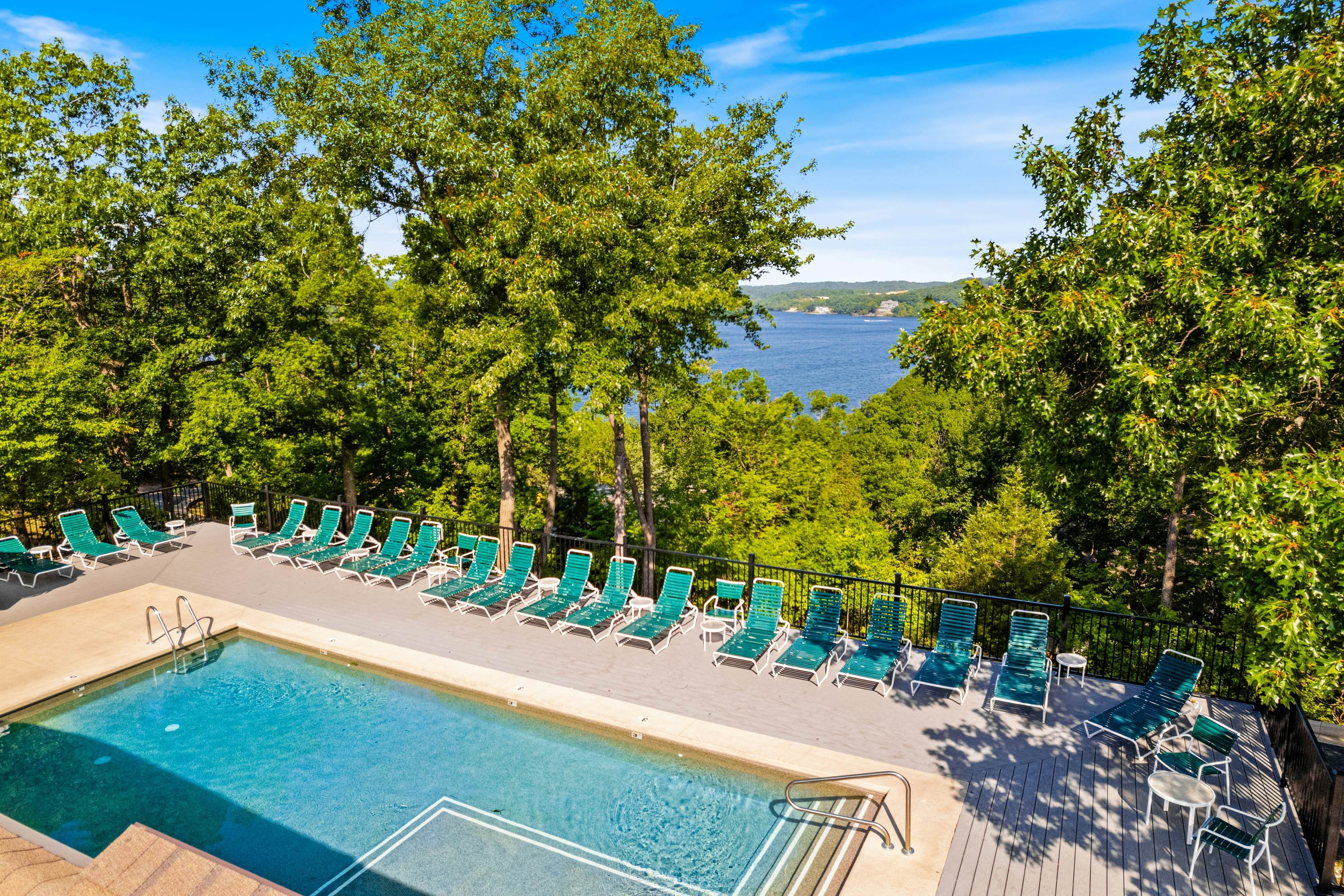 Lakeside Hideaway Green Room