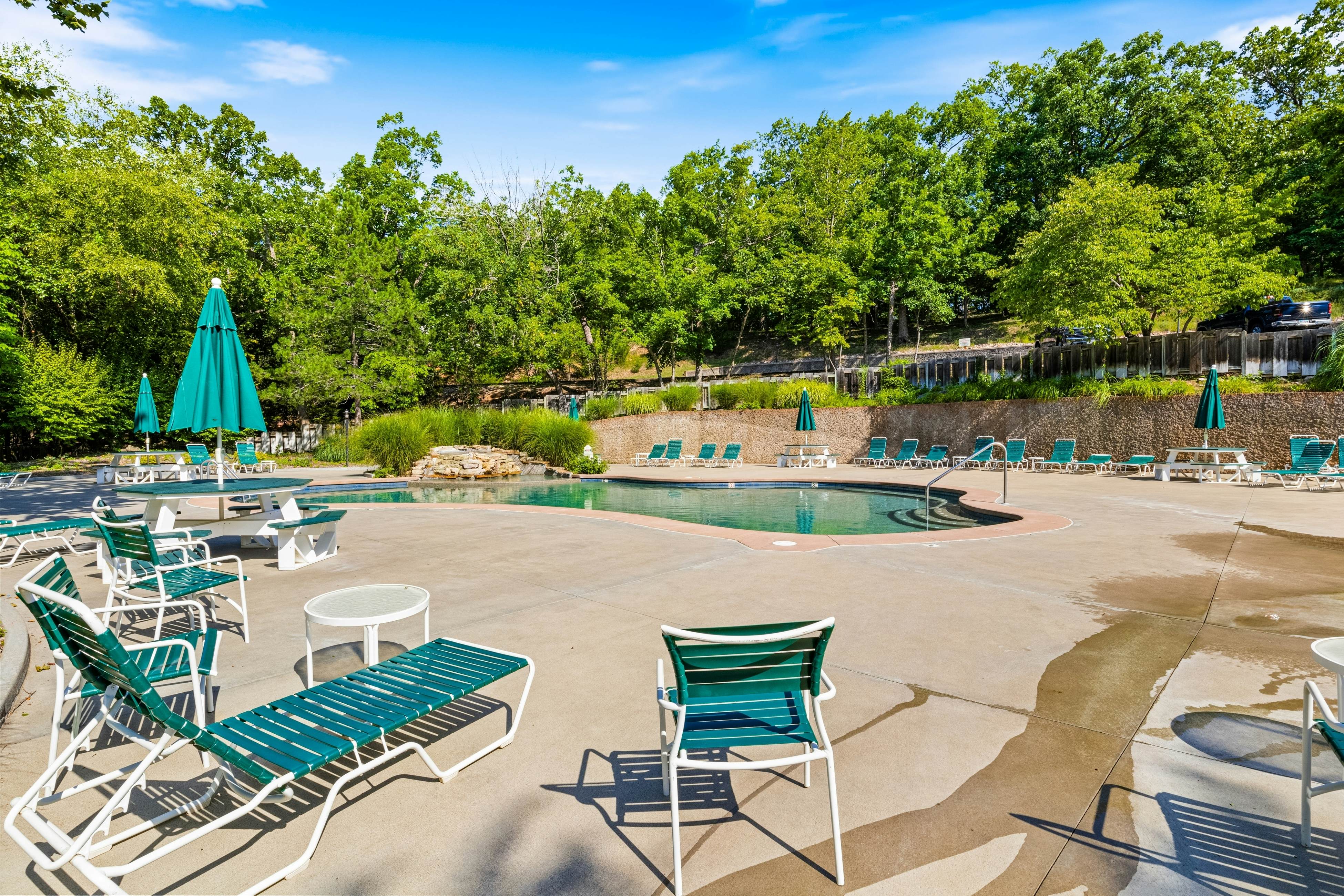 Lakeside Hideaway Green Room