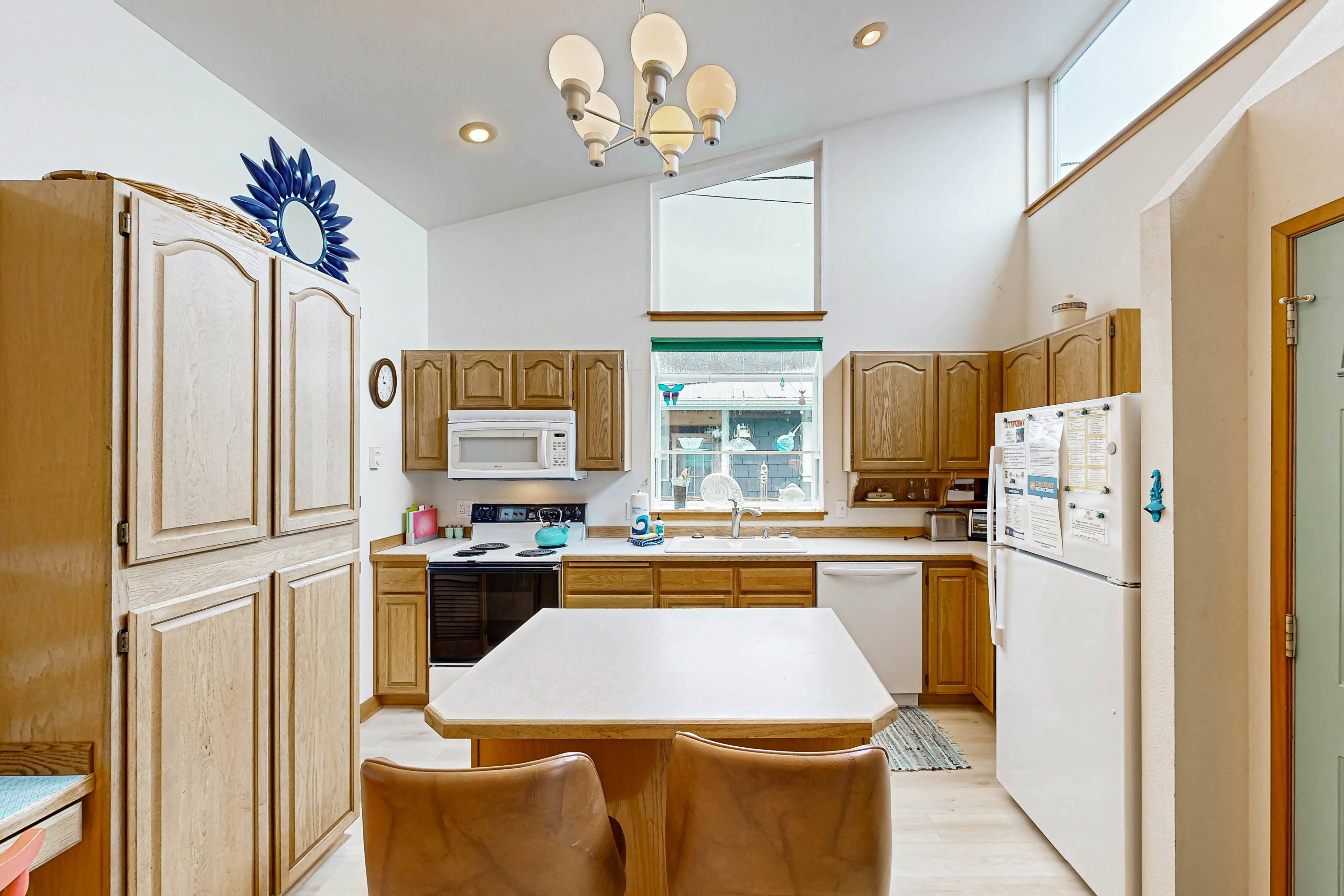 Hallie Hideaway - MCA 329