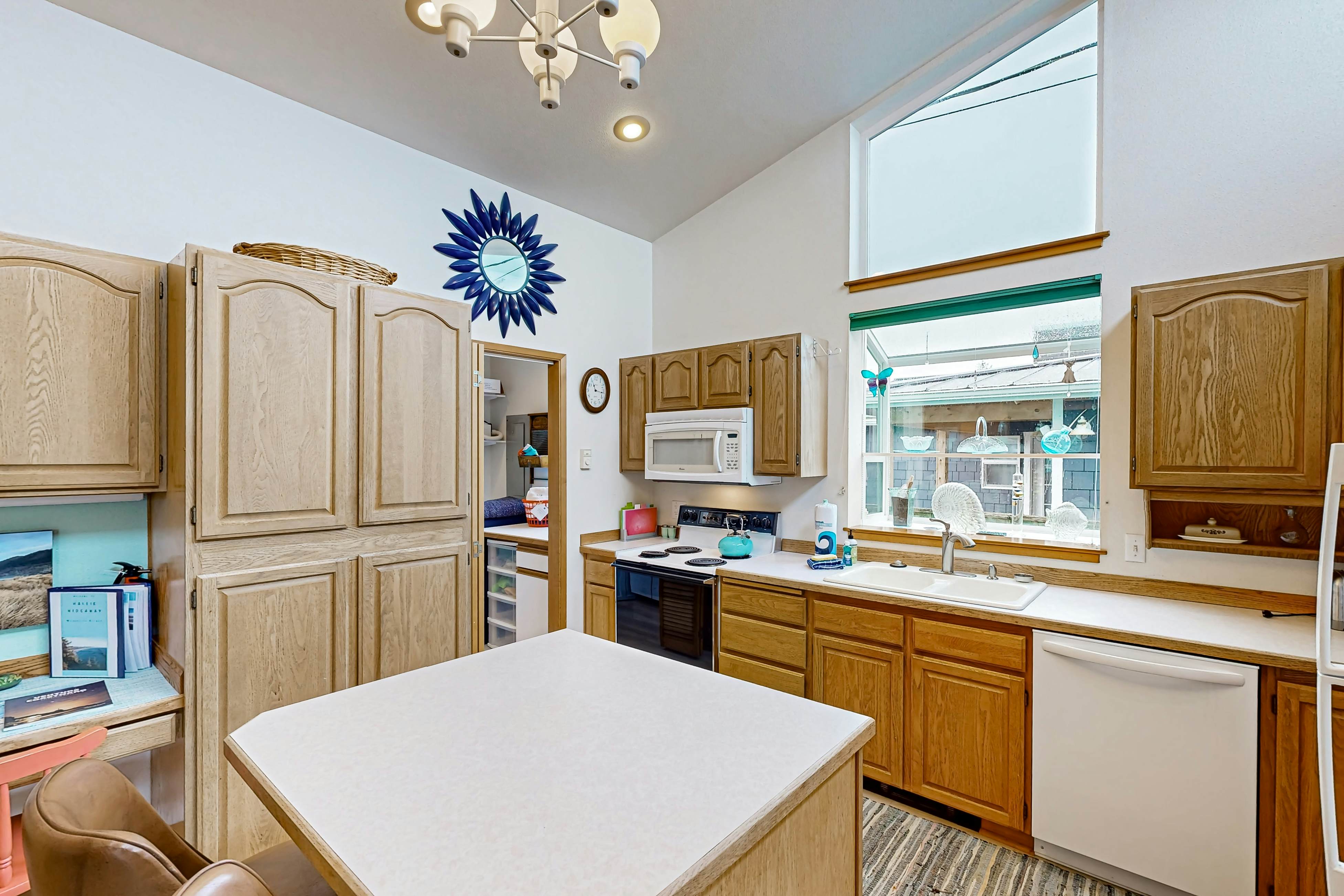 Hallie Hideaway - MCA 329