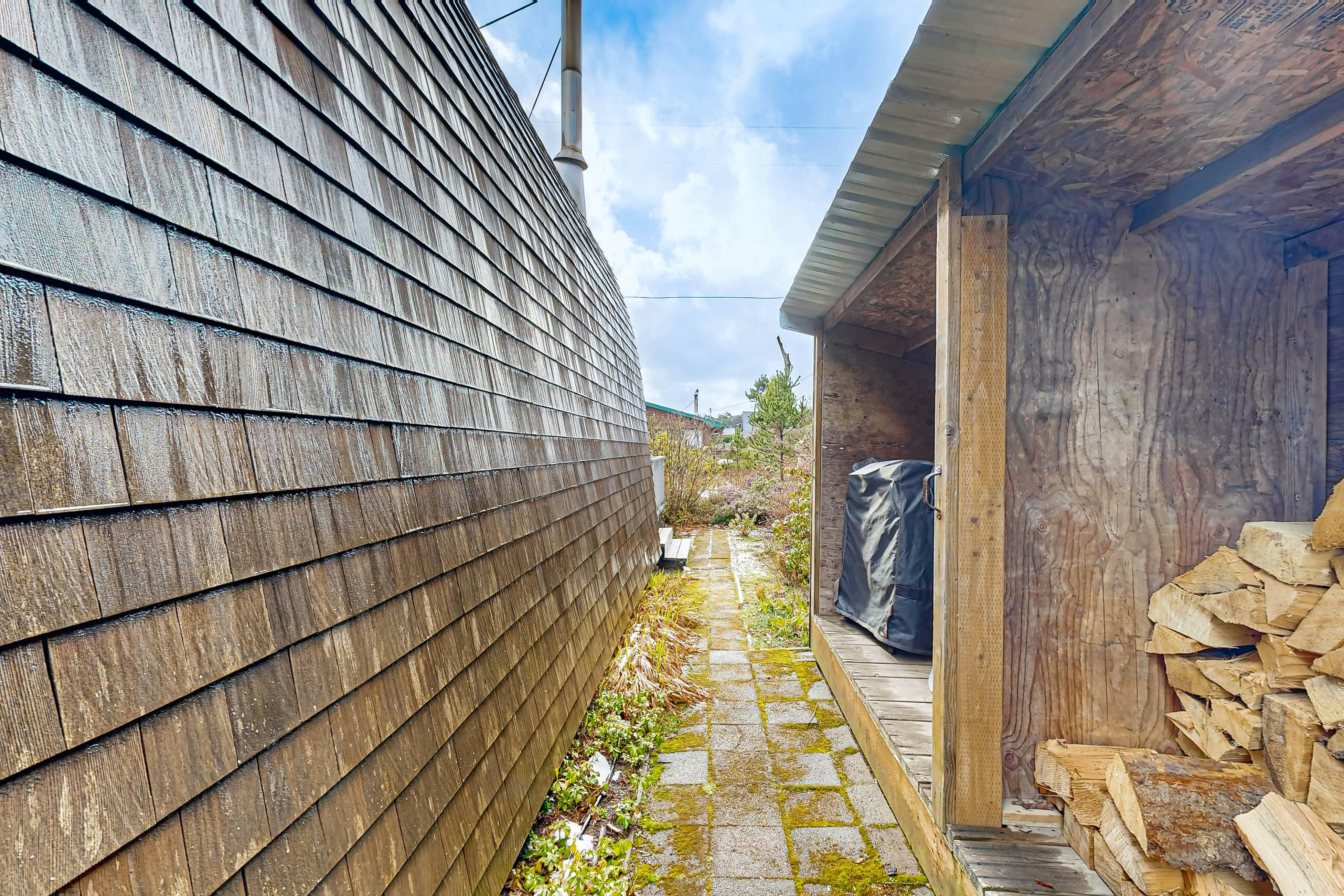 Hallie Hideaway - MCA 329