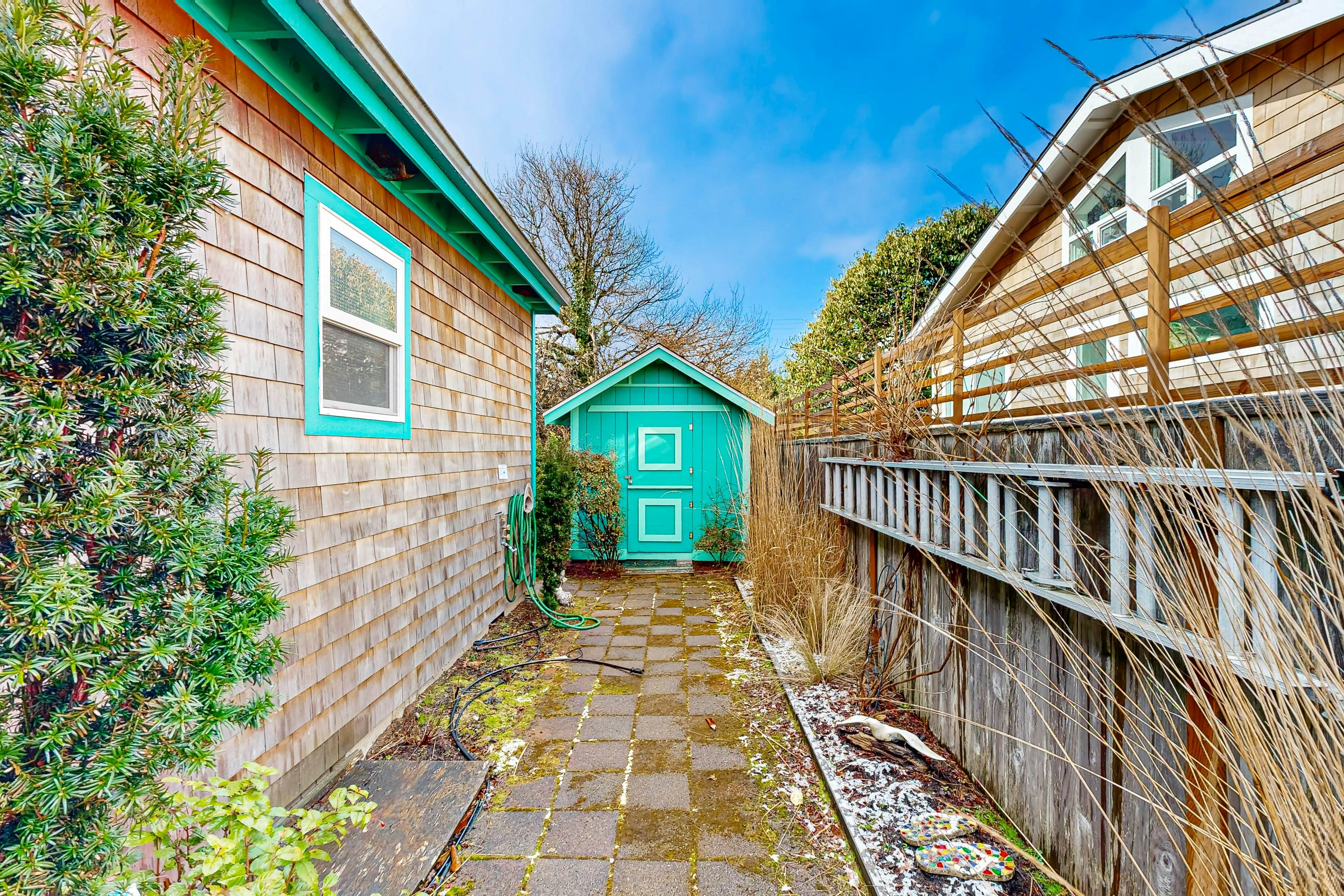 Hallie Hideaway - MCA 329