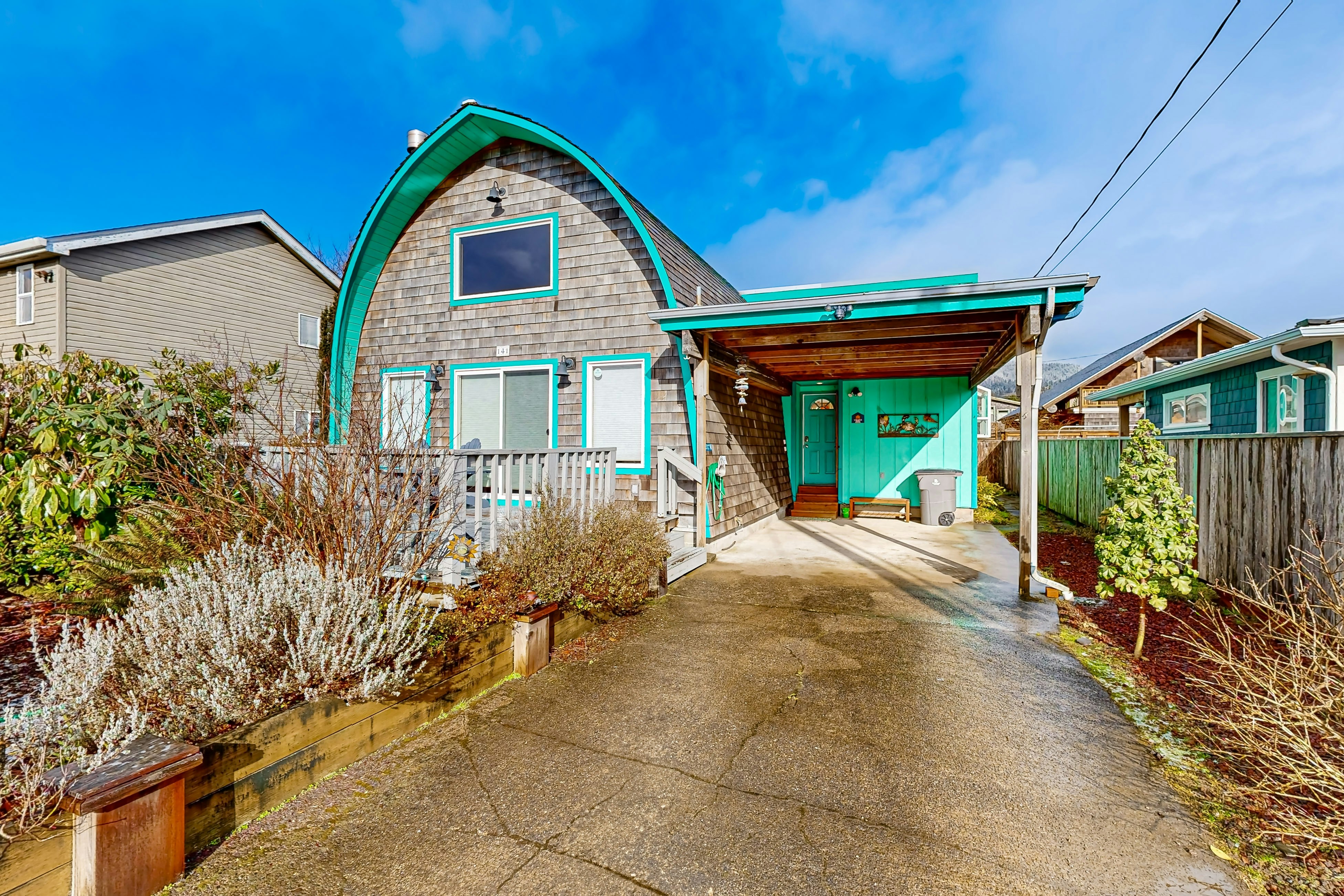 Hallie Hideaway - MCA 329