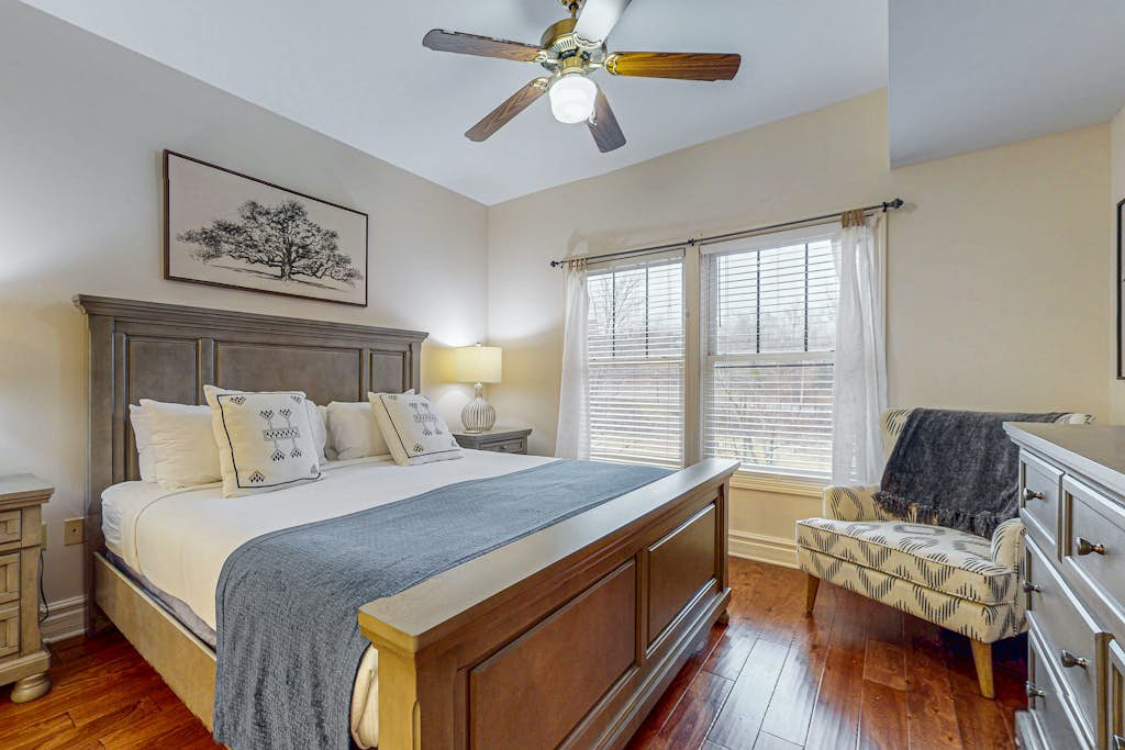 Charming Luxe Condo, Sleeps 6, Jetted Tub, Fireplace โ Gatlinburg, TN โ vacation rental
