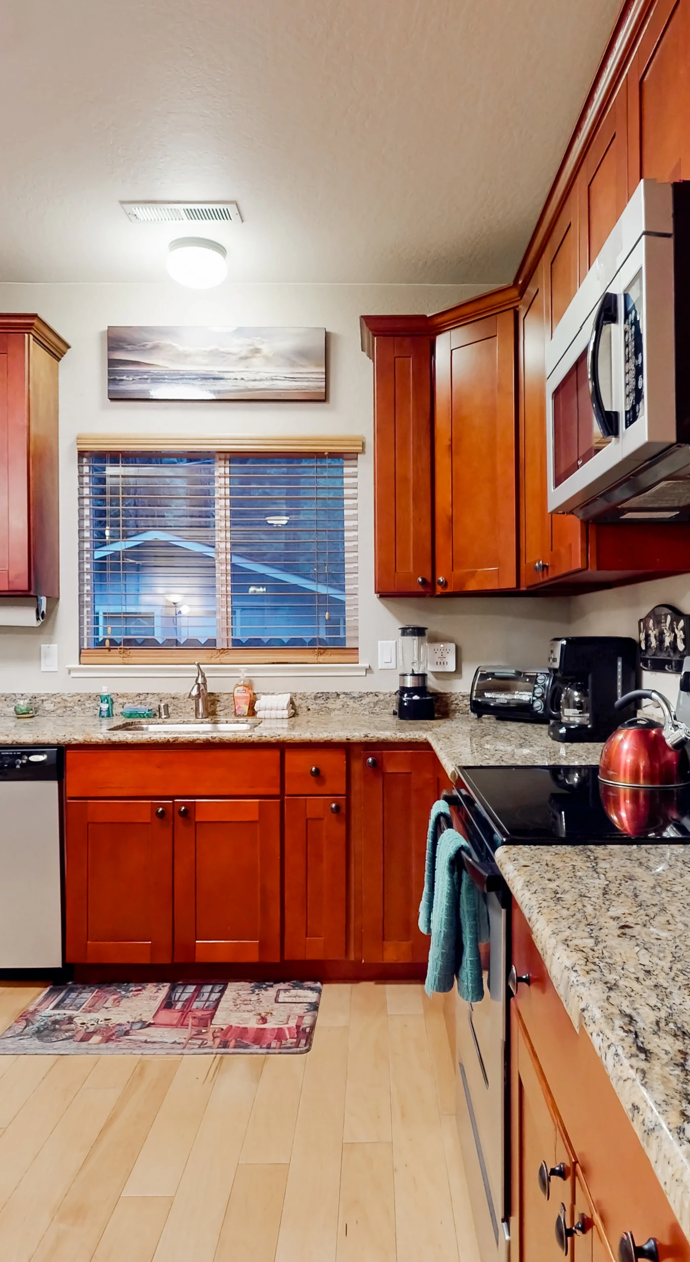 Ample counter space and a well-stocked kitchen make meal prep effortless. Grab local produce from nearby Bartlett's Market and enjoy your own Sonoma culinary experience.