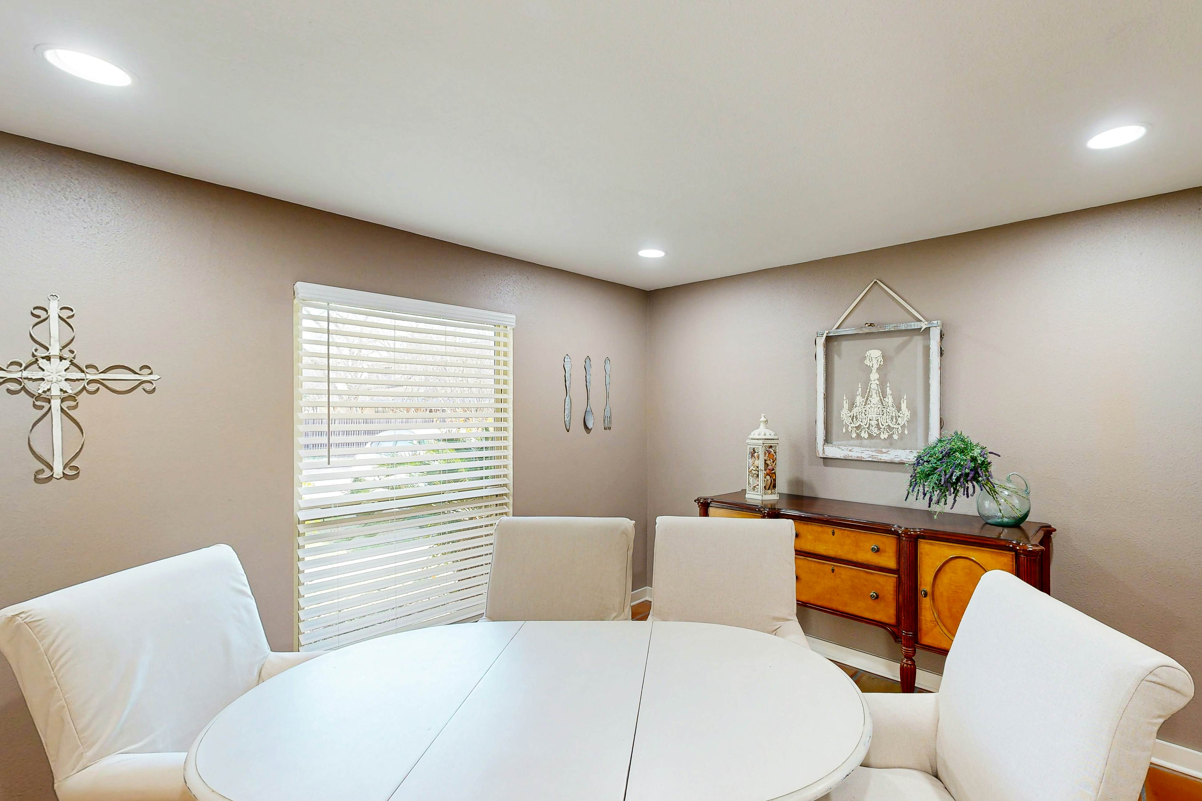 Three King Beds, Private Pool And Dog Friendly