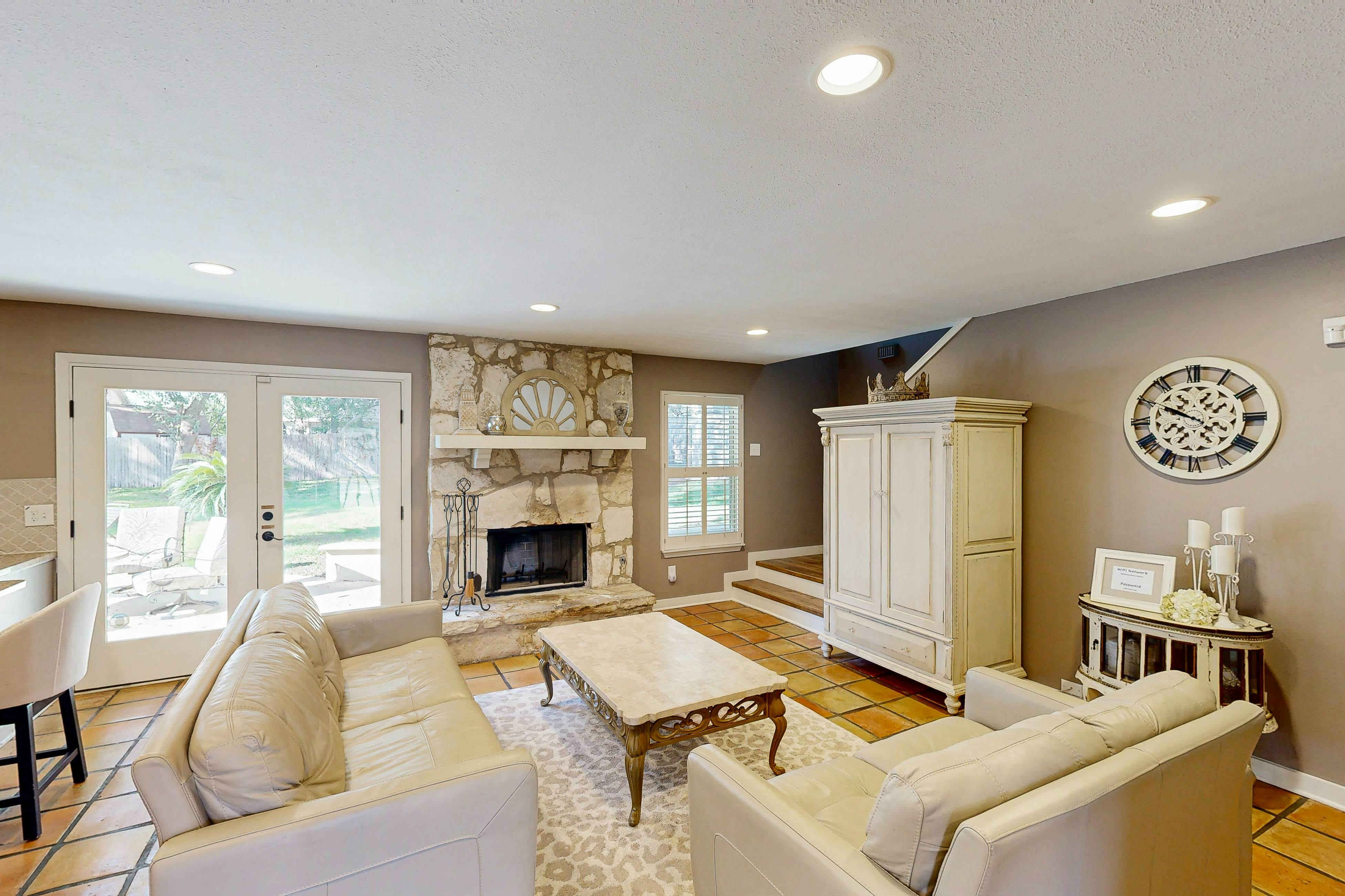 Three King Beds, Private Pool And Dog Friendly