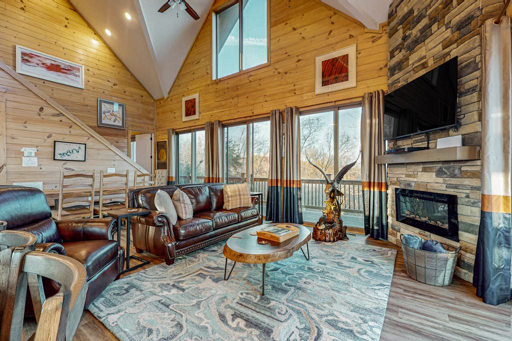 Tranquil Cabin, Indoor Pool, Hot Tub, Woodland Views — Sevierville, TN — vacation rental