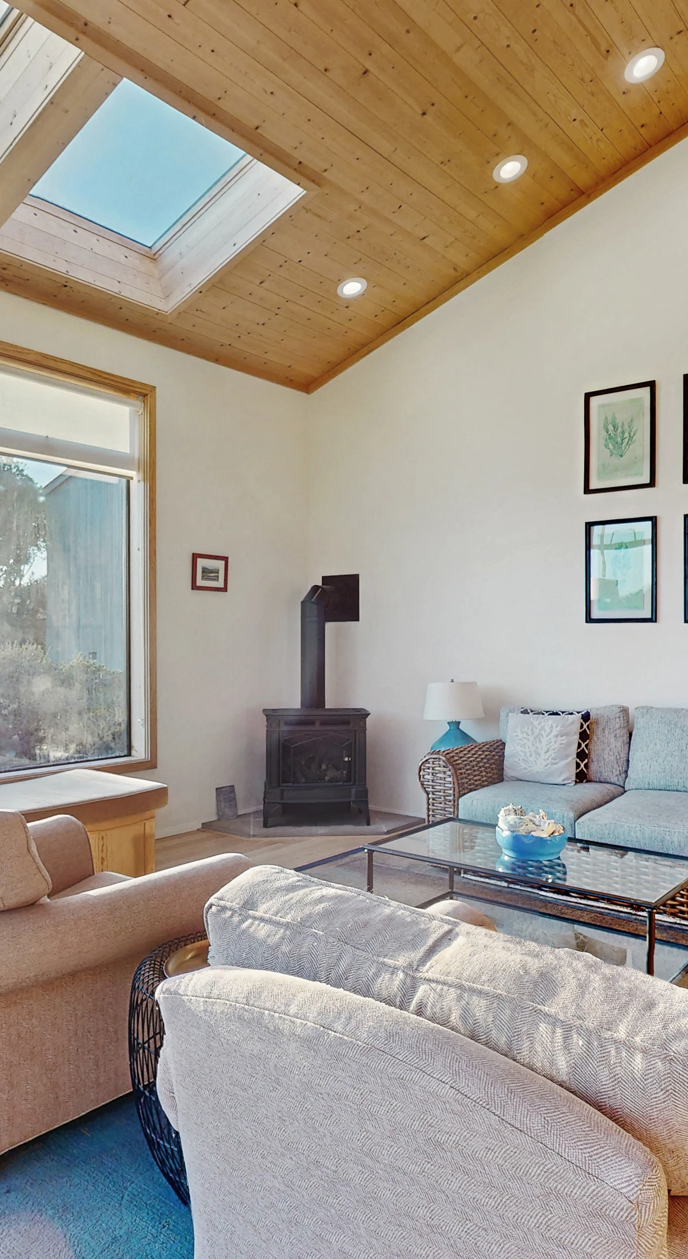 Experience comfort in this welcoming space, ideal for lazy afternoons or lively conversations with loved ones.