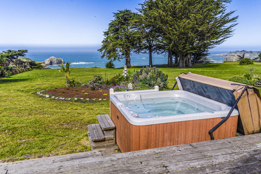 Large Oceanfront Bluff Home - Hot Tub, Kids Room — Elk, CA — vacation rental