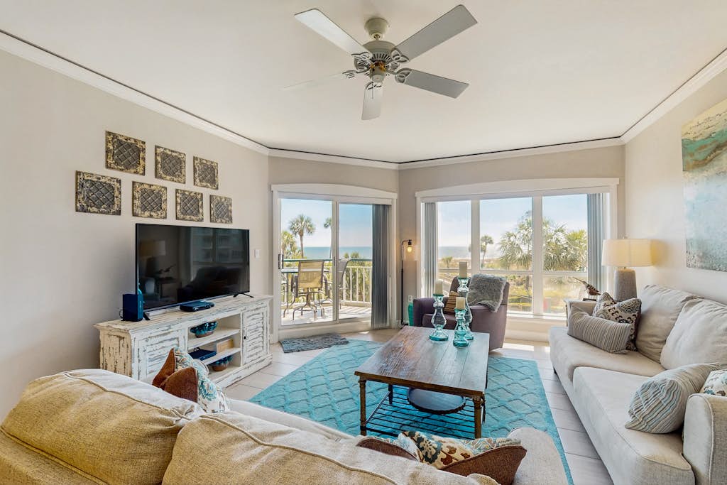A spacious condo with community pool, hot tub, and oceanfront views — Hilton Head, SC — vacation rental
