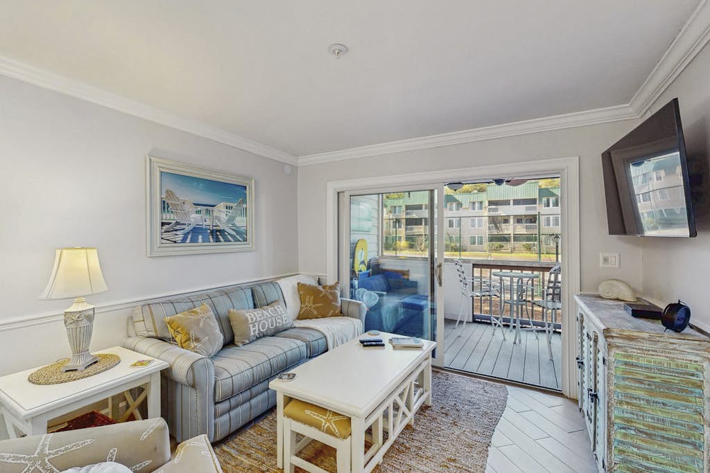 Tennis view condo at Port Royal with pools, private W/D, & beach access — Hilton Head, SC — vacation rental