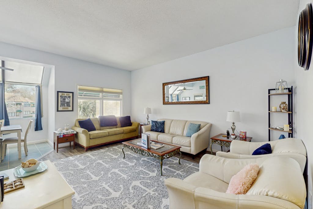 Lagoon views, shared pool and easy access to Shelter Cove Towne Center — Hilton Head, SC — vacation rental