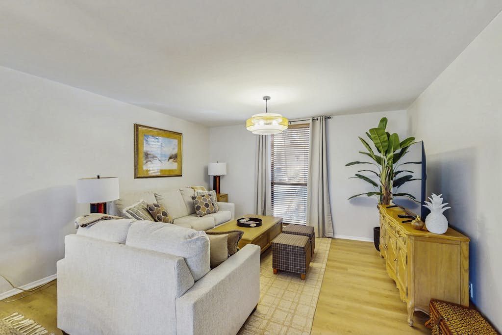 Lagoon front, 3 story condo w/ balcony & washer/dryer + snowbird-friendly — Hilton Head, SC — vacation rental