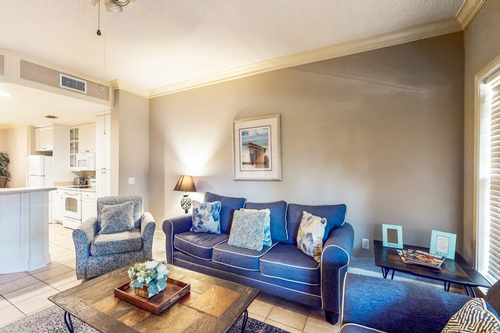 Lovely villa with balcony, rooftop pool, hot tub, & parking - 1 block to beach — Hilton Head, SC — vacation rental