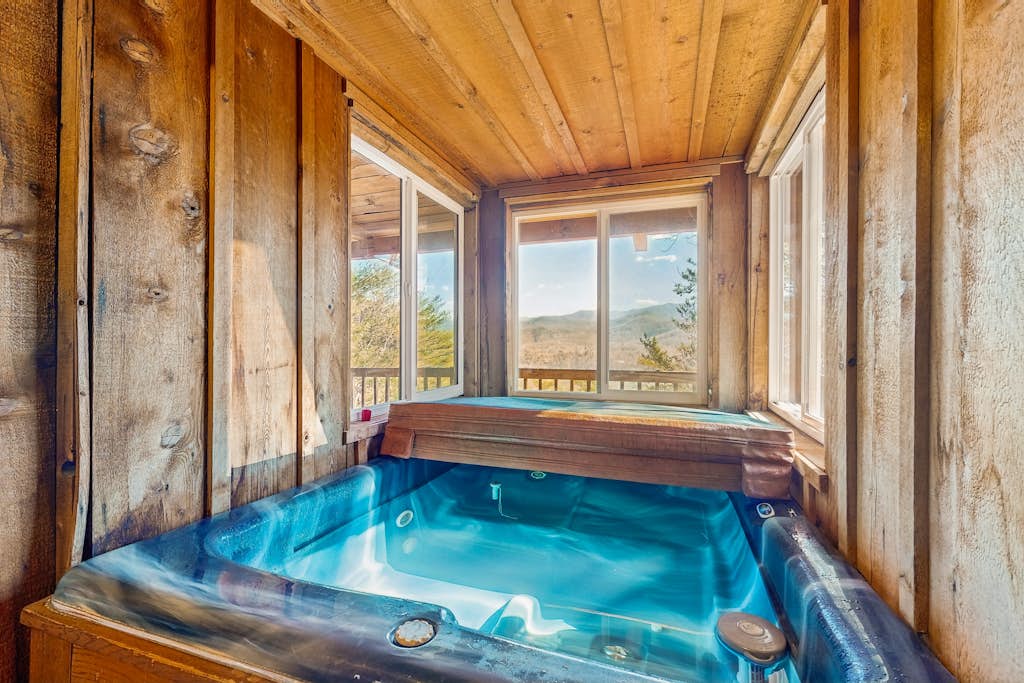 Townsend Cabin Retreat, Sleeps 4ใปHot TubใปFireplace โ Townsend, TN โ vacation rental