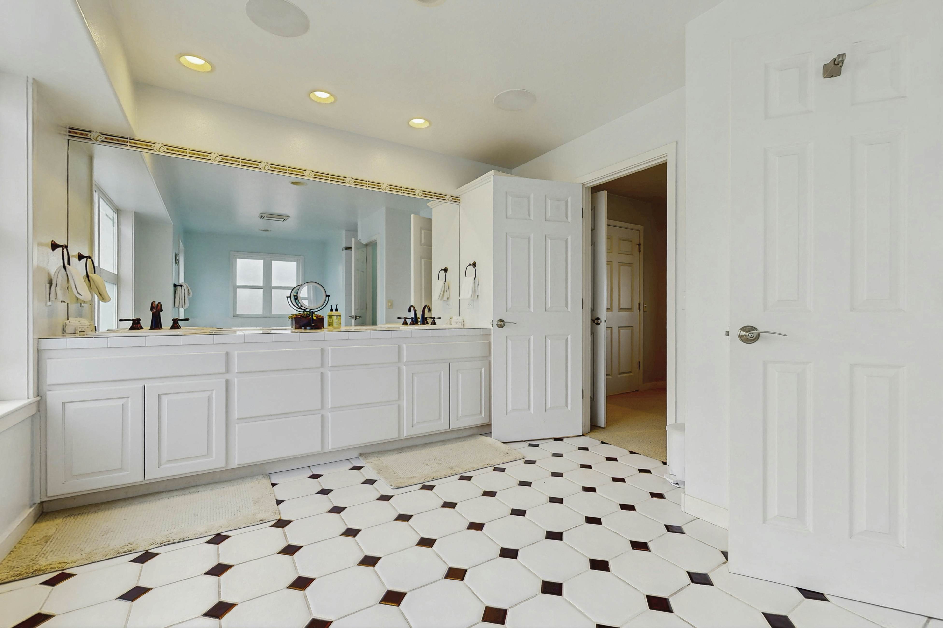 Camano Island Waterfront Modern Splendor