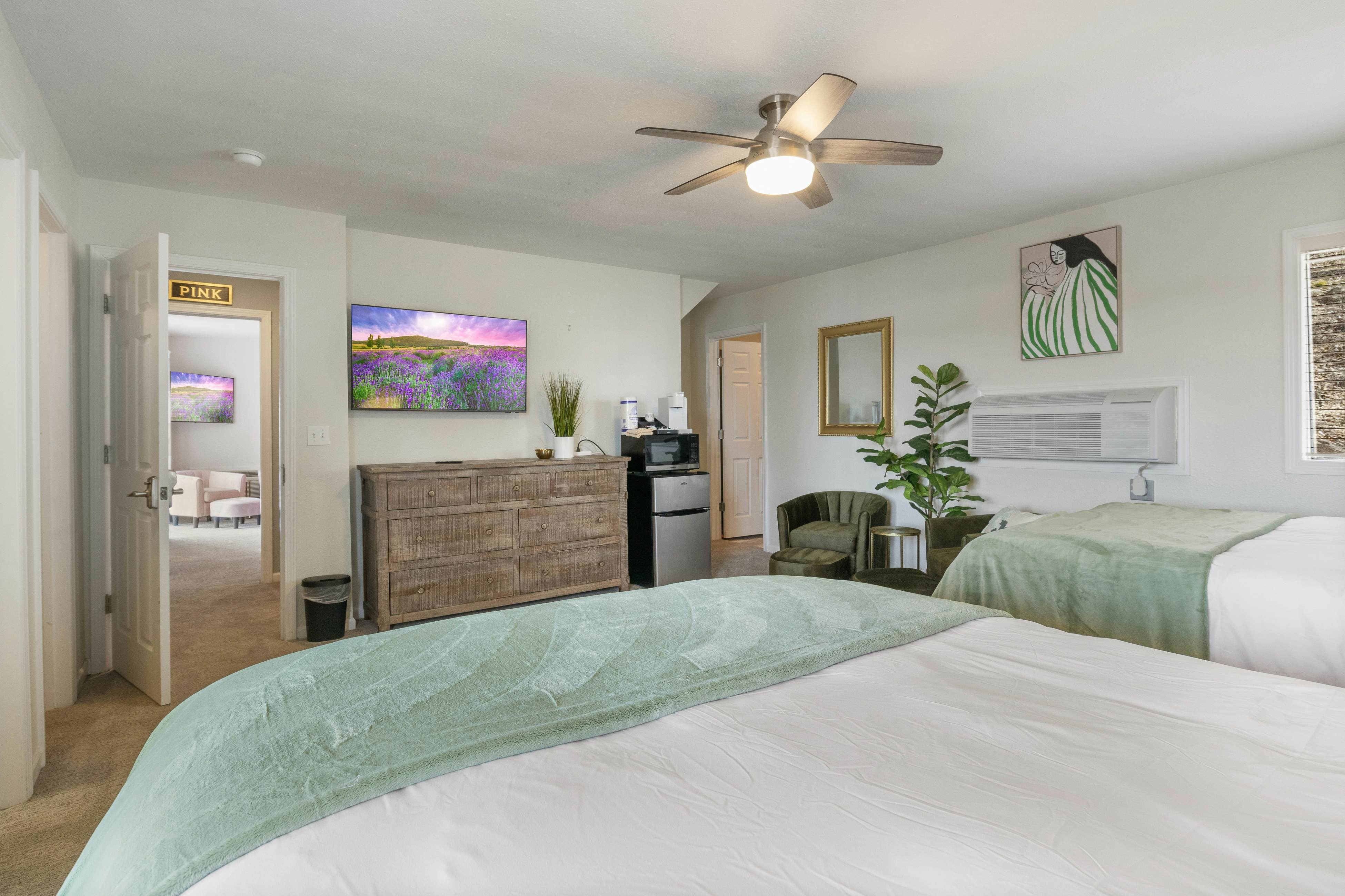 Lakeside Hideaway Green Room