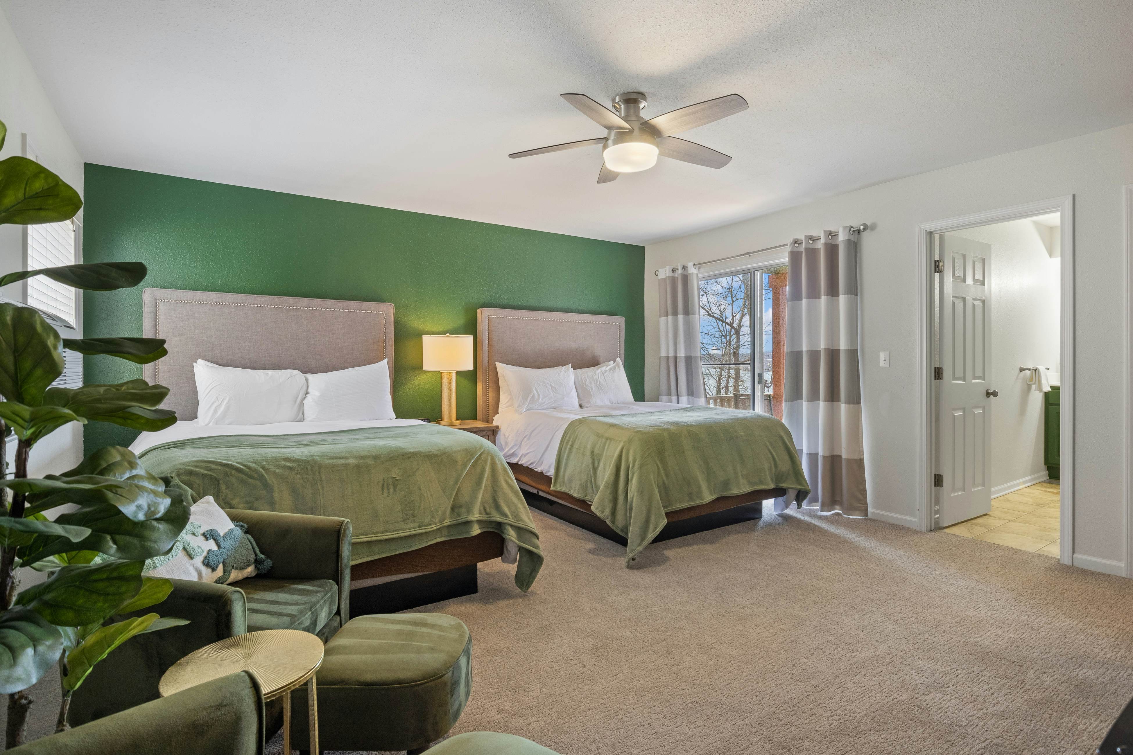 Lakeside Hideaway Green Room