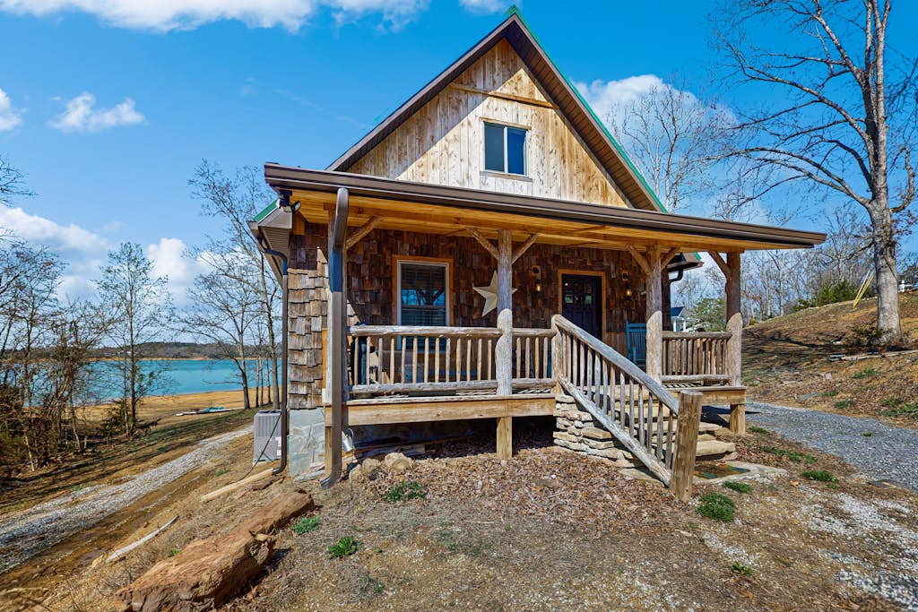 Cozy Lake Front Cabin, Sleeps 4, Dock, Play Yard โ Jefferson City, TN โ vacation rental