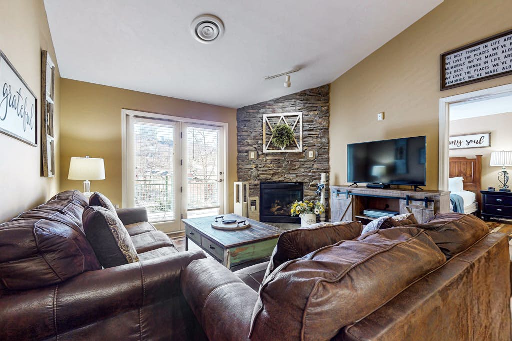 Enjoy Comfort, Sleeps 8 Condo, Jetted Tub, Fireplace — Gatlinburg, TN — vacation rental