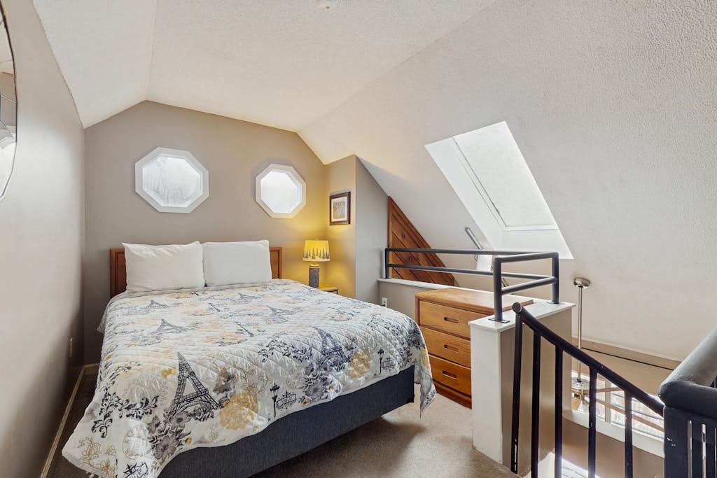 Lovely Studio, Sleeps 6, Mtn Views, Deck, Fireplace — Gatlinburg, TN — vacation rental
