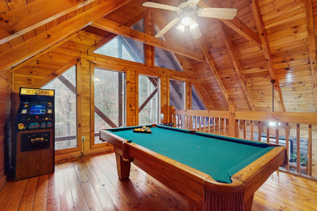 Cabin N Gorgeous Wooded Setting, Sleeps 6, Hot Tub — Pigeon Forge, TN — vacation rental