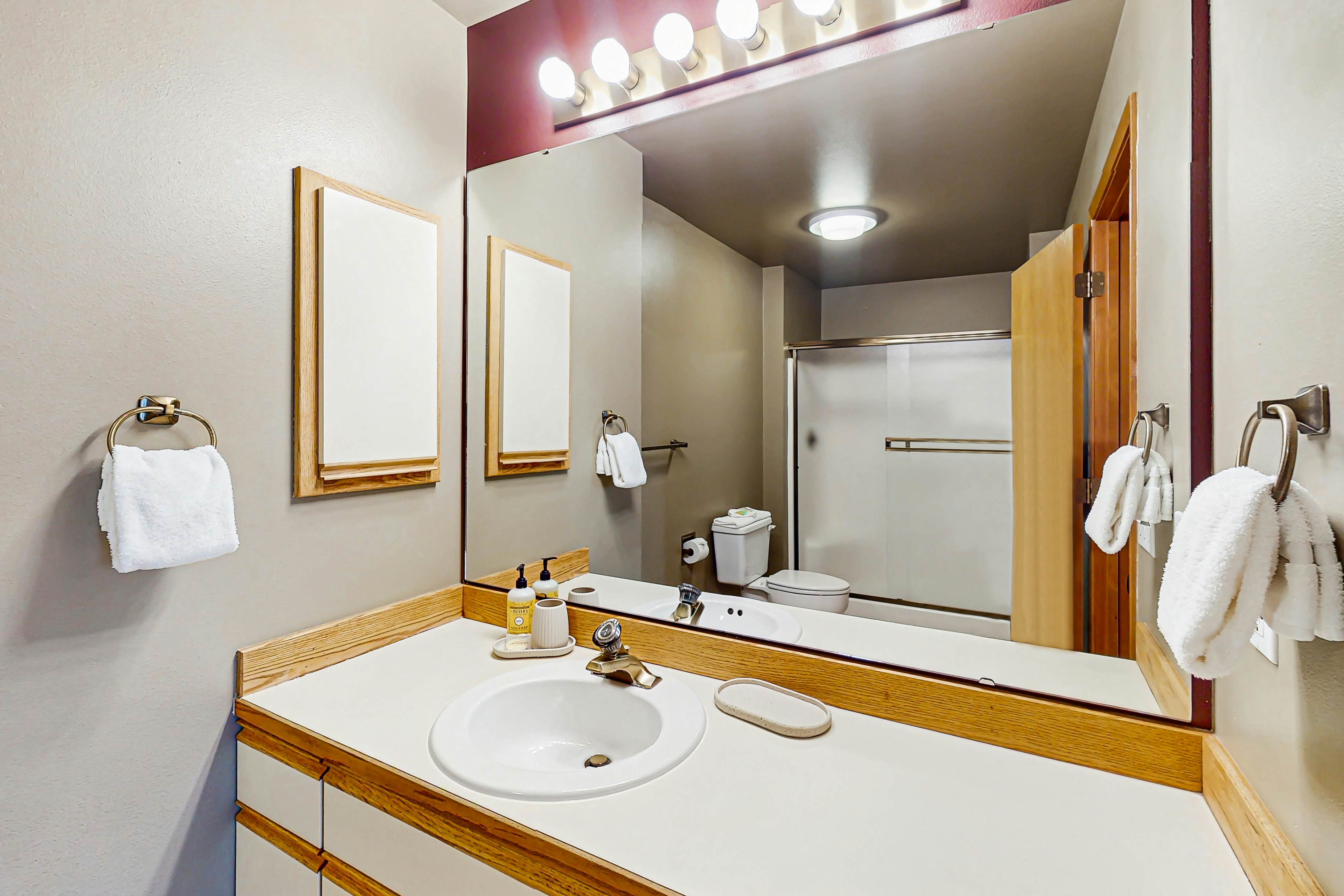 Lake Chelan Shores - Lakeside Luxury 19-5