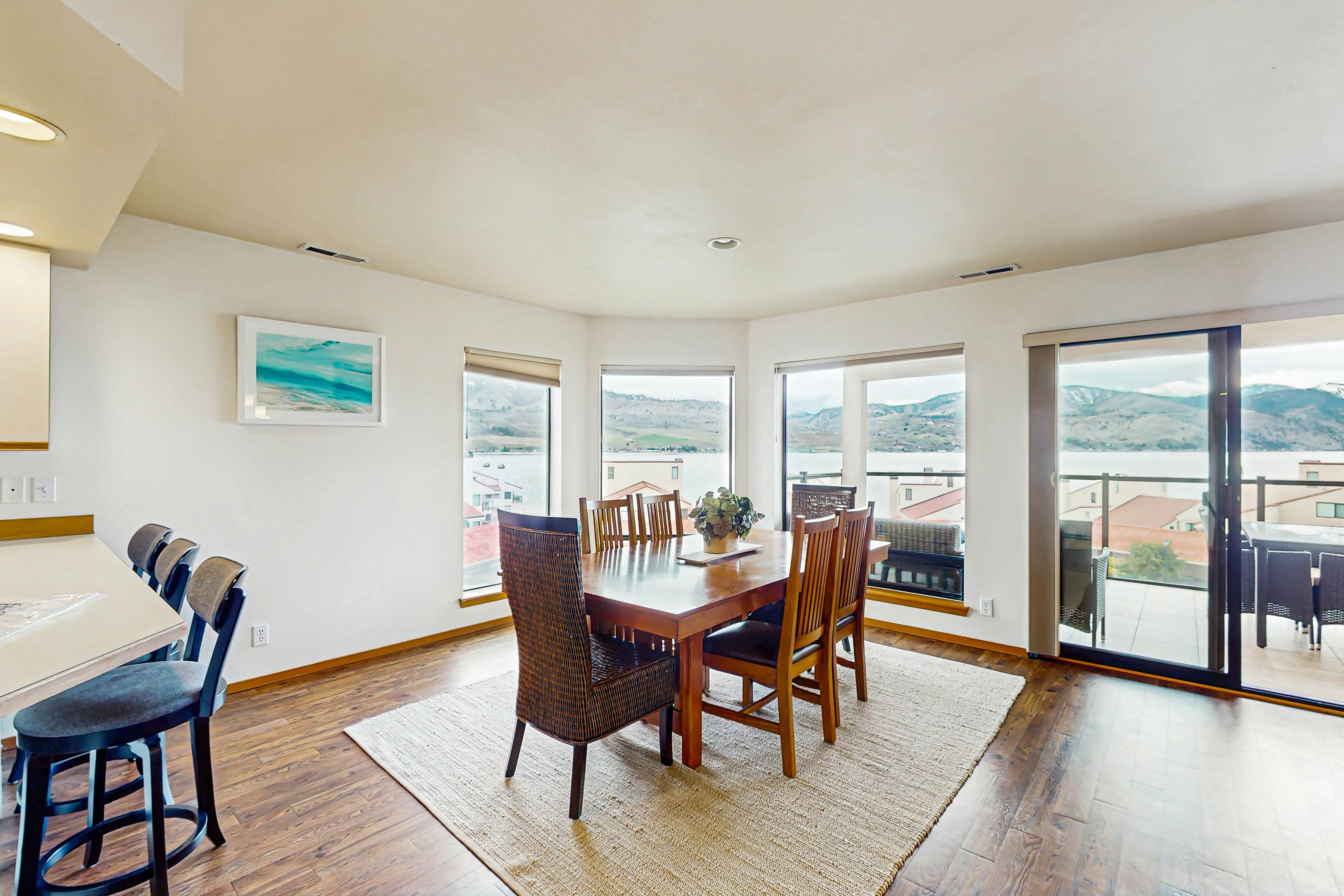 Lake Chelan Shores - Lakeside Luxury 19-5