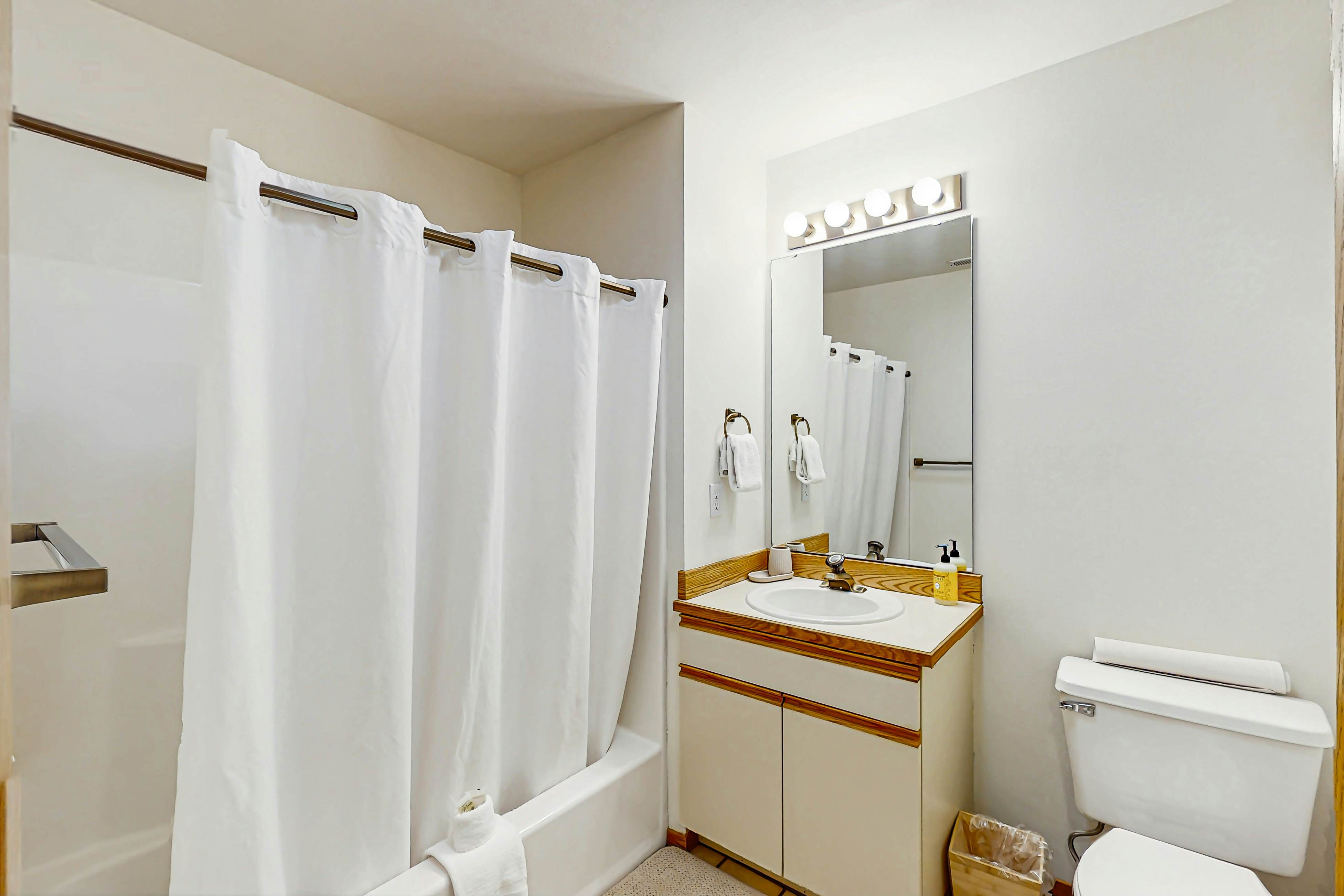 Lake Chelan Shores - Lakeside Luxury 19-5