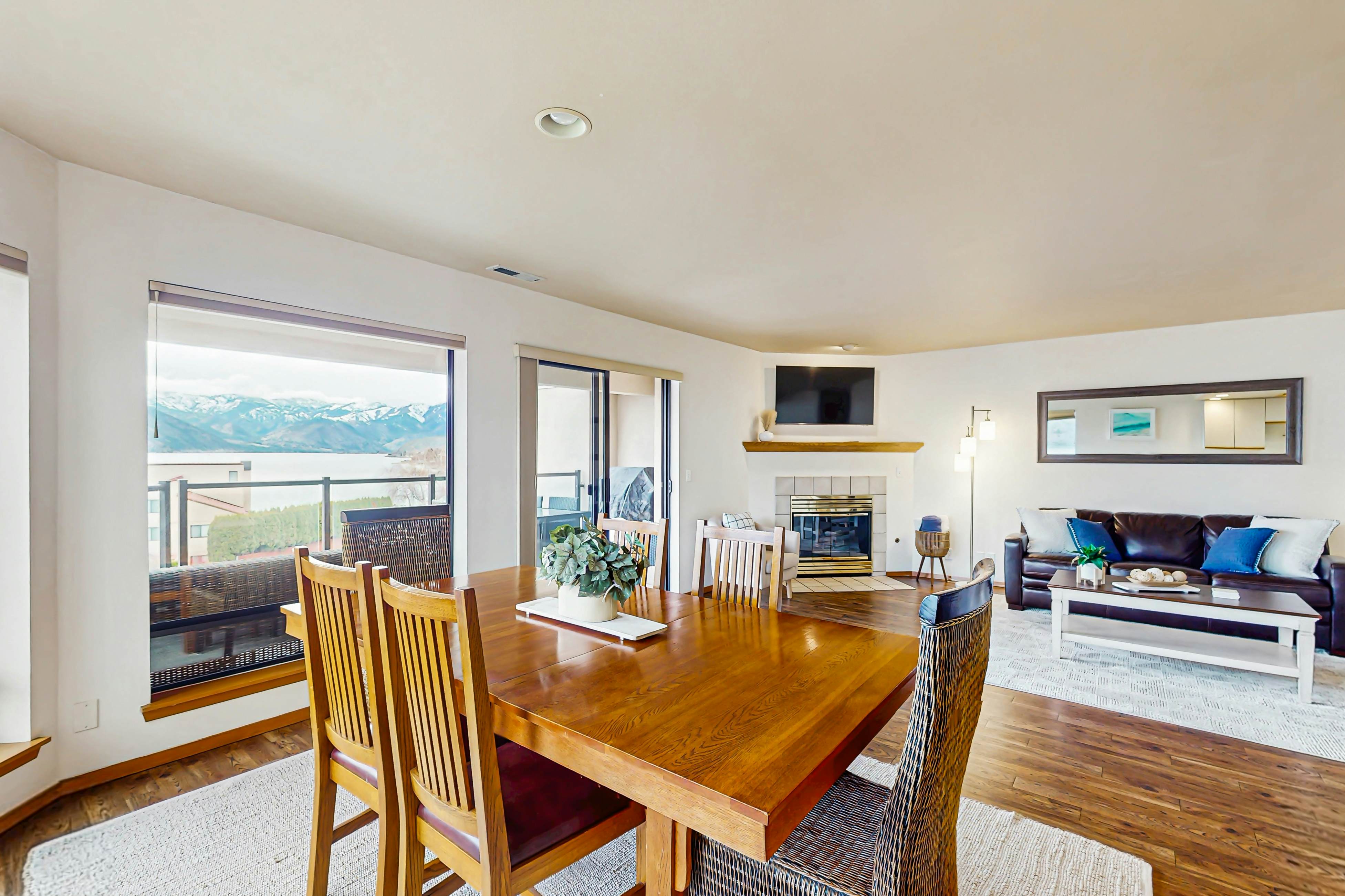 Lake Chelan Shores - Lakeside Luxury 19-5