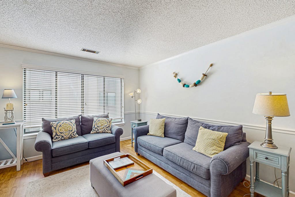Serene, updated villa with WiFi, washer/dryer, central AC & pool — Hilton Head, SC — vacation rental