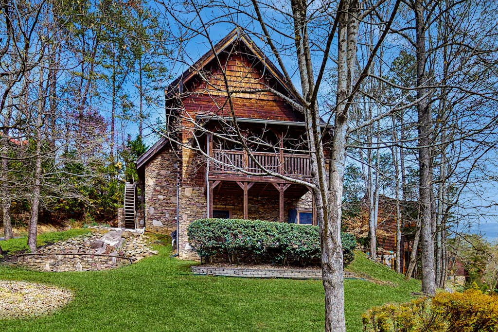 Beautiful Cabin, Sleeps 9, Hot Tub, Picnic Area — Pigeon Forge, TN — vacation rental