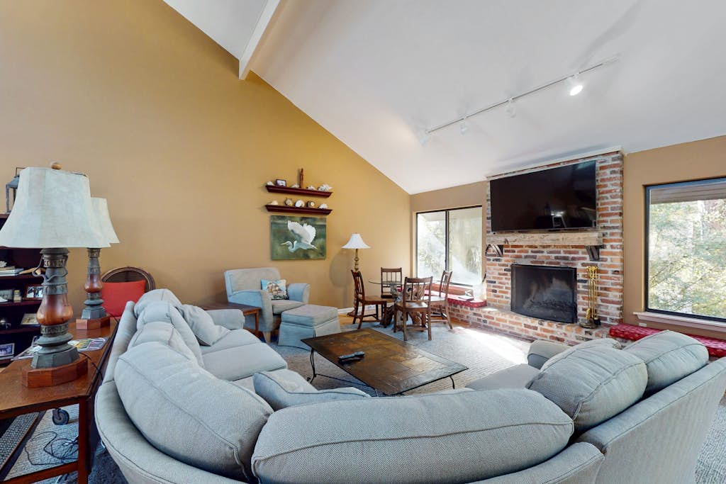 Lovely house with gourmet kitchen, screened porch, & open deck — Hilton Head, SC — vacation rental