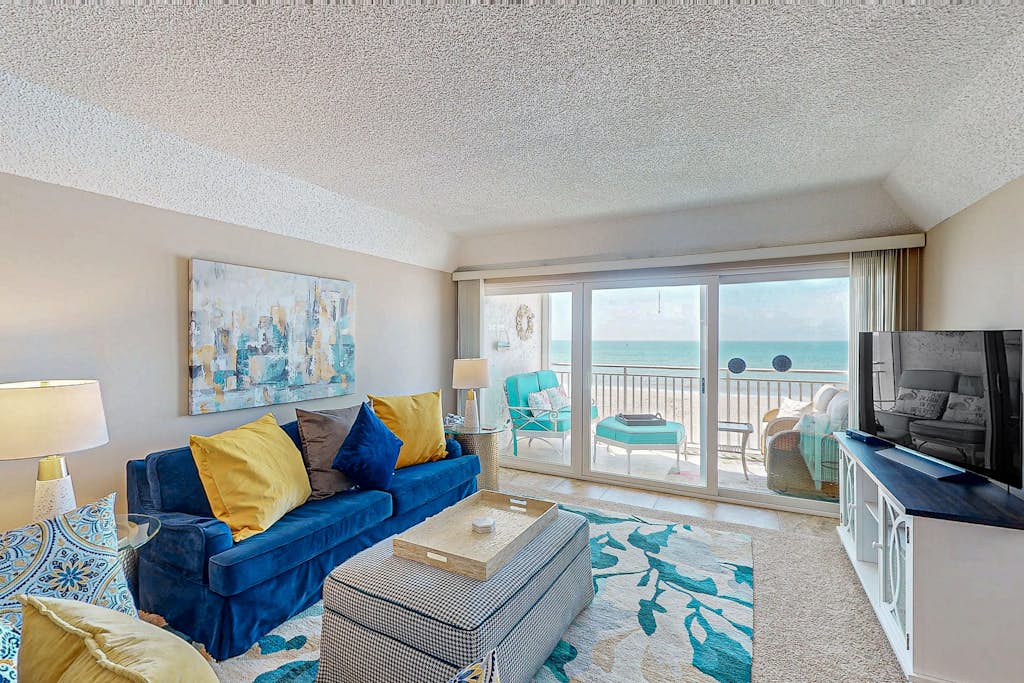 Chic and comfortable Gulf front condo snowbird and dog friendly pool beaches ā Belleair Beach, FL ā vacation rental