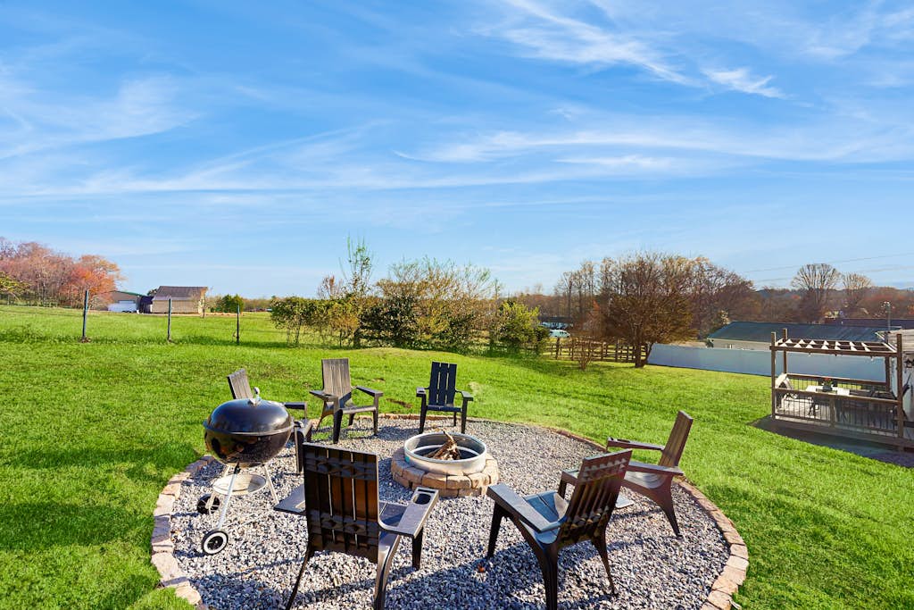 Peaceful Farmhouse, Sleeps 6, Fire Pit, Grill — Sevierville, TN — vacation rental