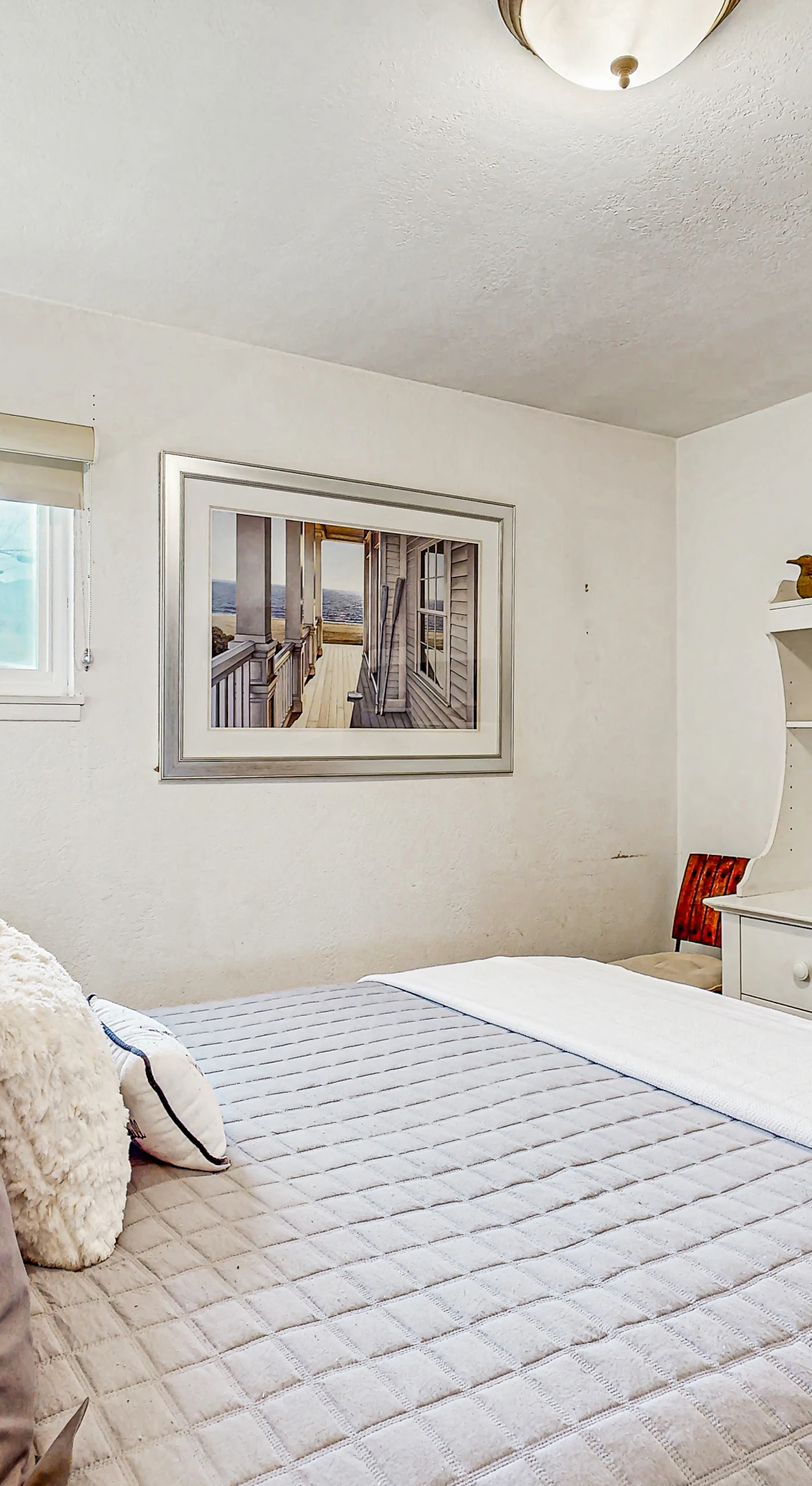 Wake to soft light filtering through your peaceful queen suite, complete with a built-in bookshelf for your beach reads.